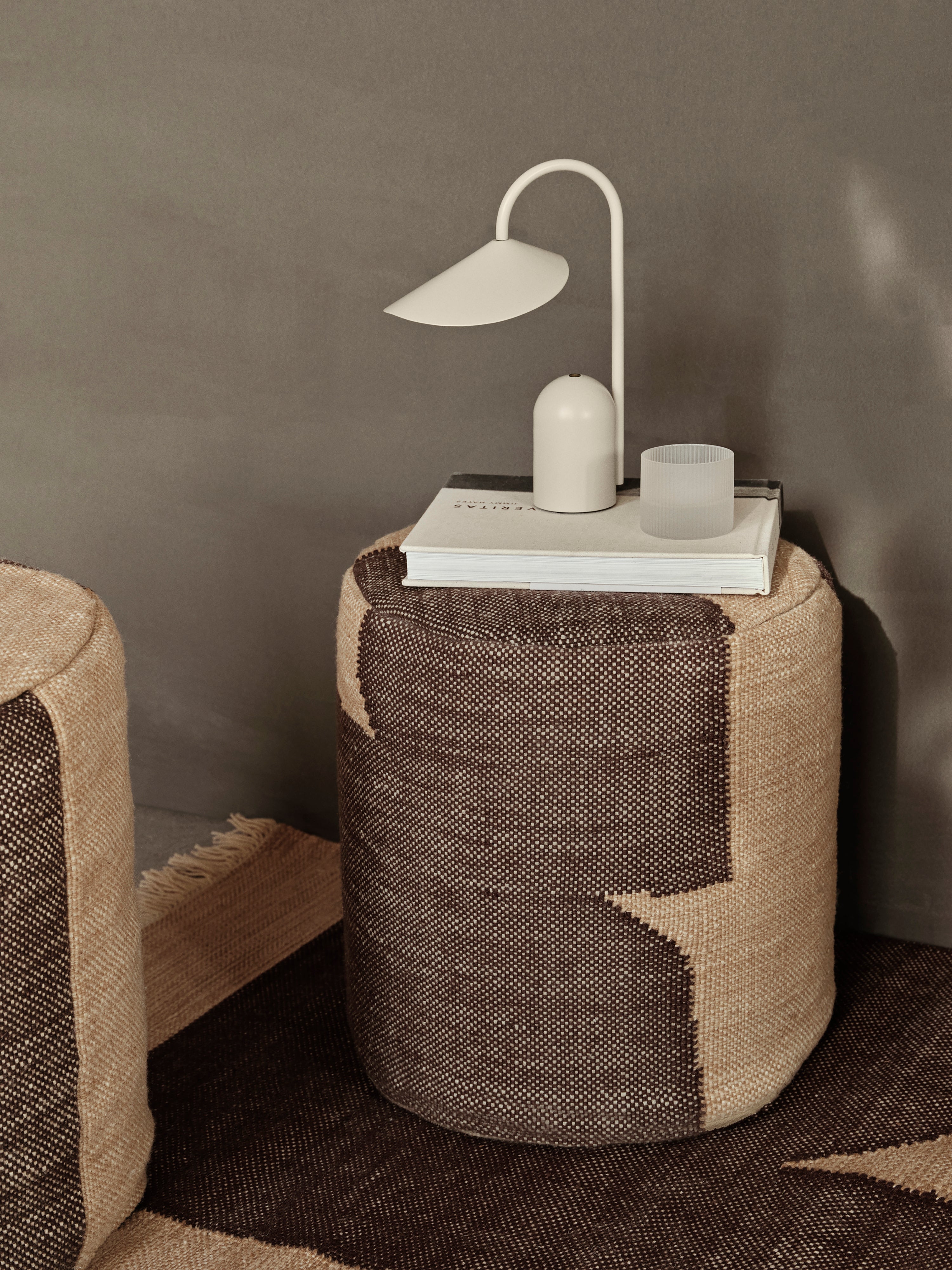 Puff FORENE ZYLINDER beige mit Schokoladenfarbe