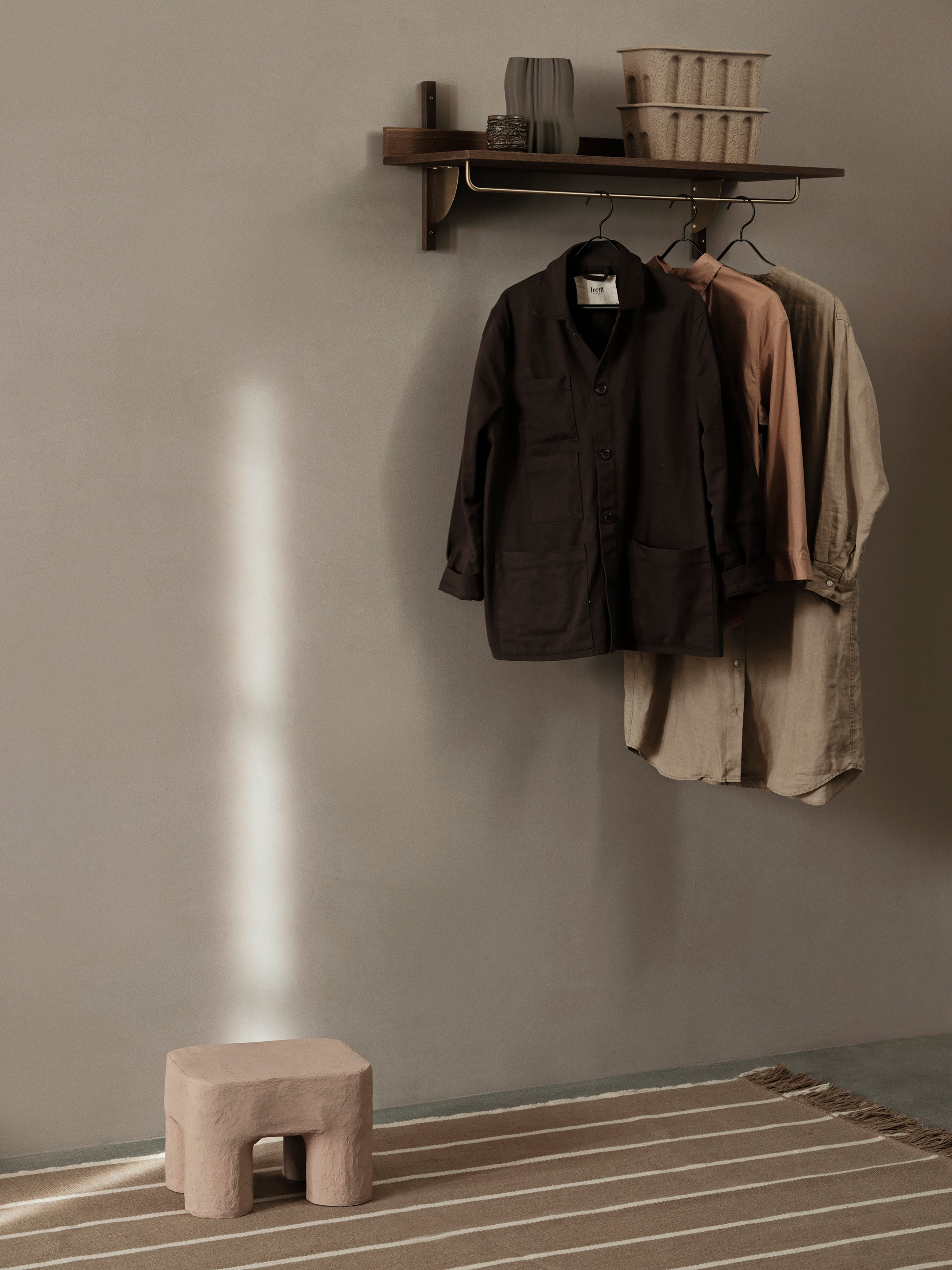 SECTOR RACK SHELF Regal mit Reling, Eichenfurnier geräuchert