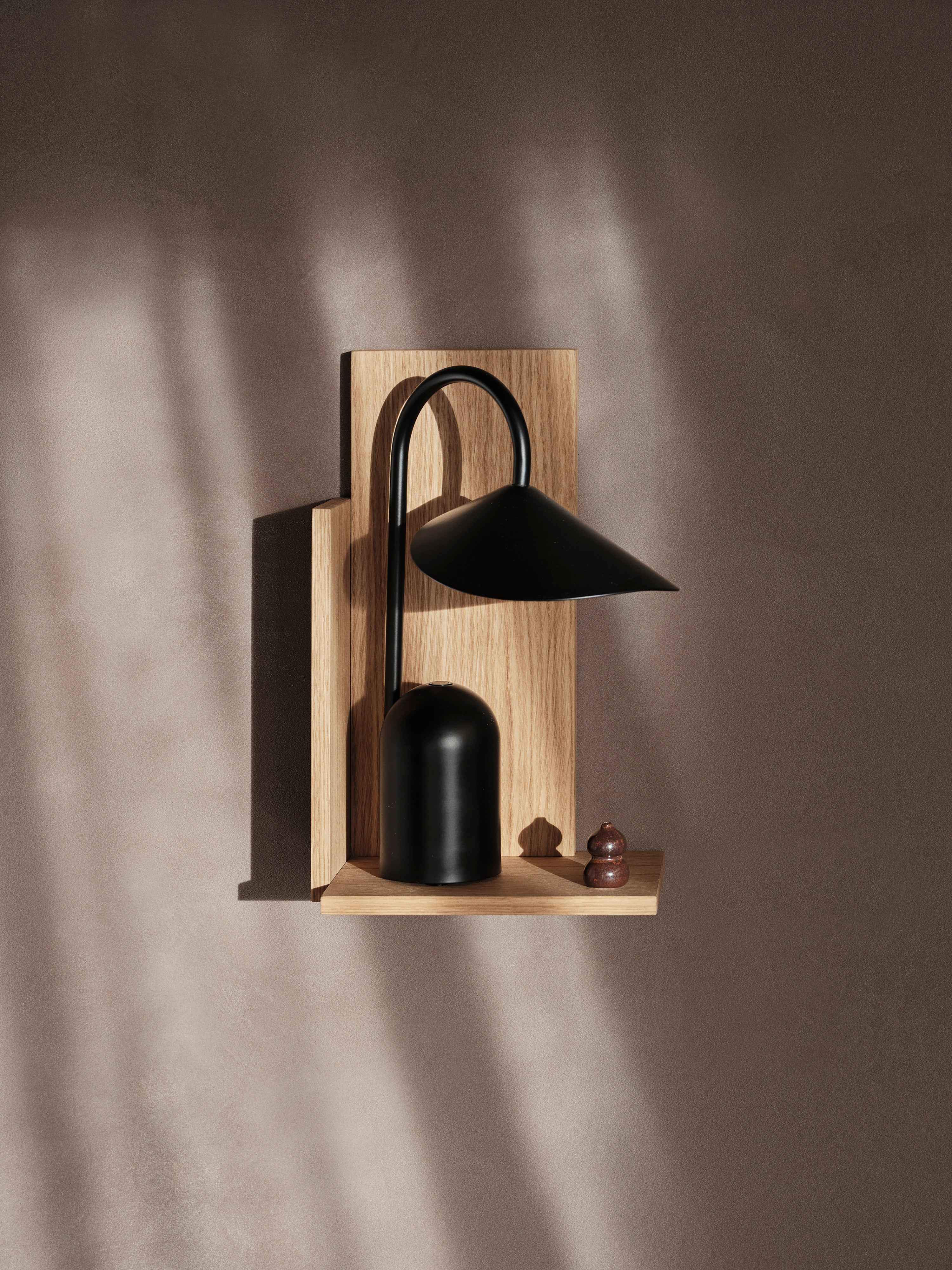 Black arum portable lamp