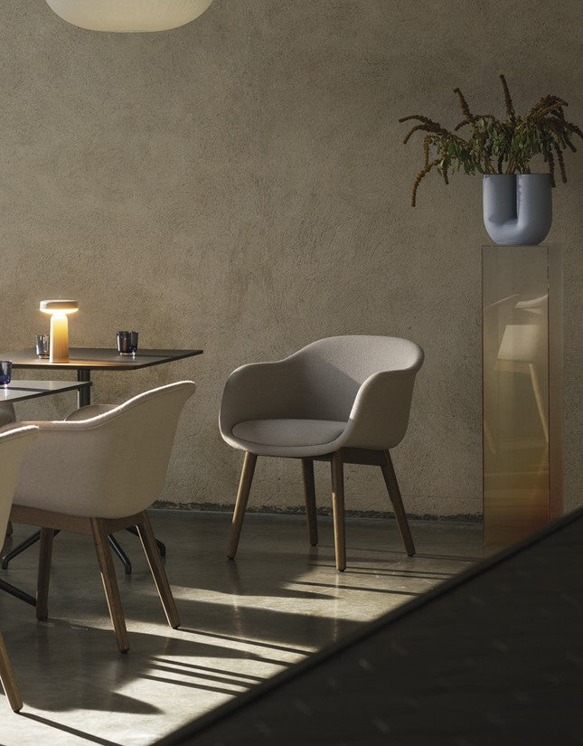 Personalisierbarer FIBER CONFERENCE Stuhl mit Holzgestell