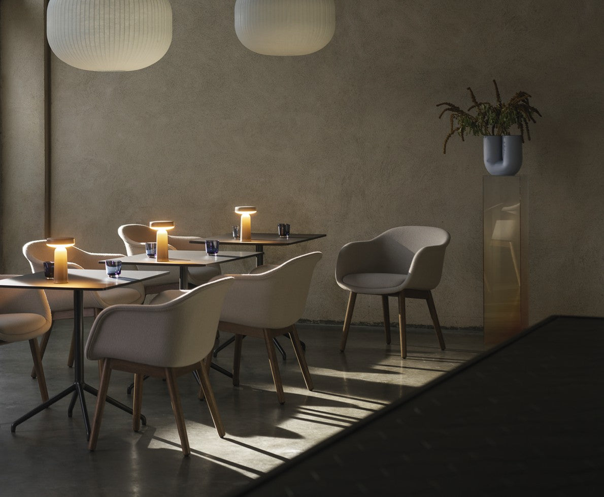 Personalisierbarer FIBER CONFERENCE Stuhl mit Holzgestell