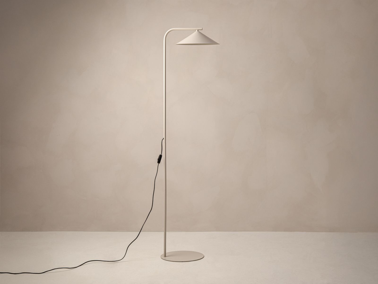 Lampa podłogowa NOCTE beżowy – detal klosza