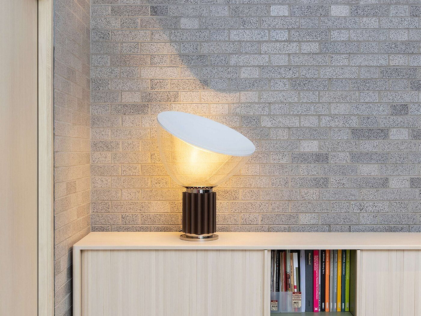 Lampa stołowa TACCIA PMMA brązowy – Flos