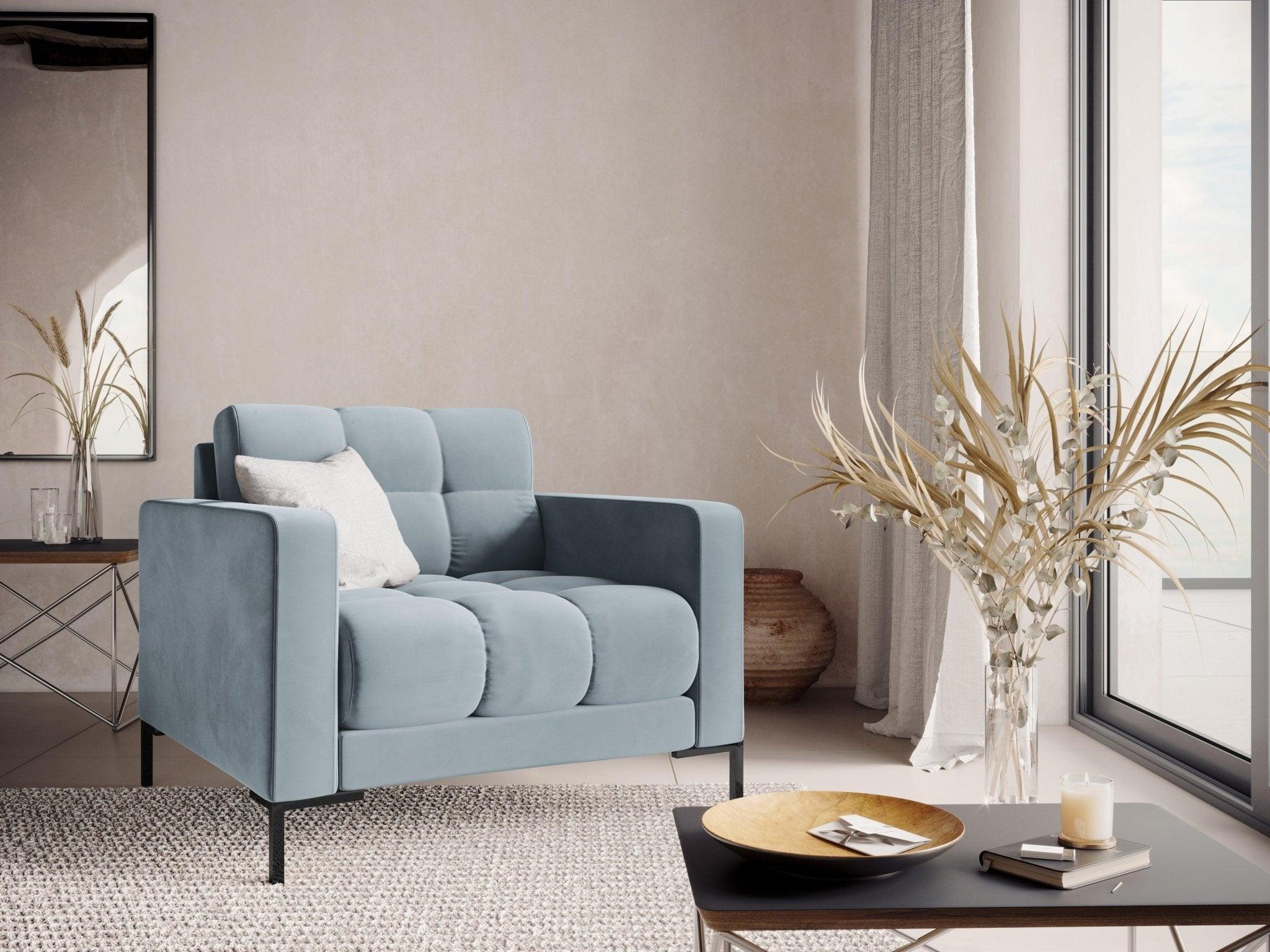 Fotel aksamitny BALI jasnoniebieski z czarną podstawą Cosmopolitan Design Eye on Design