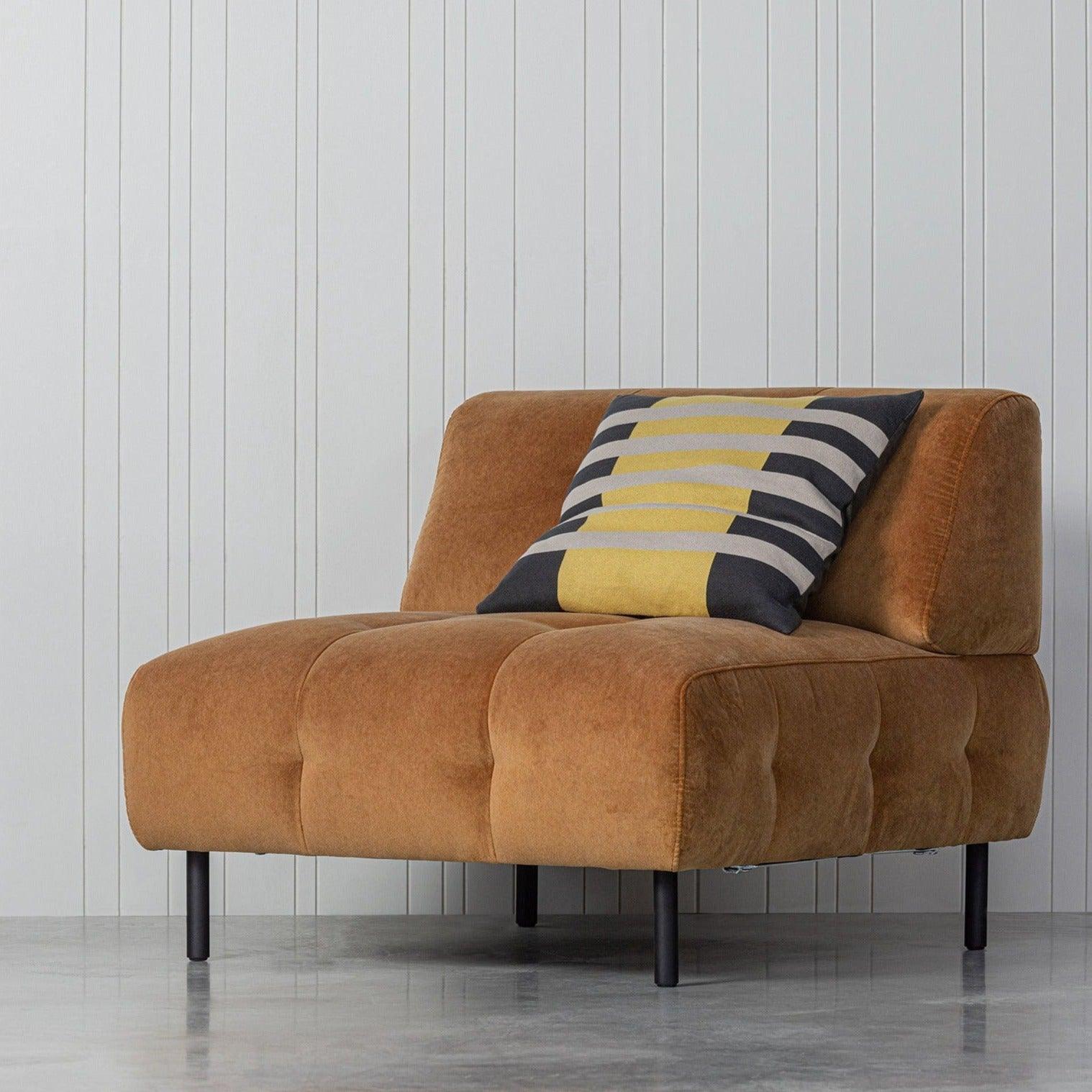 Fotel aksamitny LLOYD cynamonowy Woood Exclusive Eye on Design