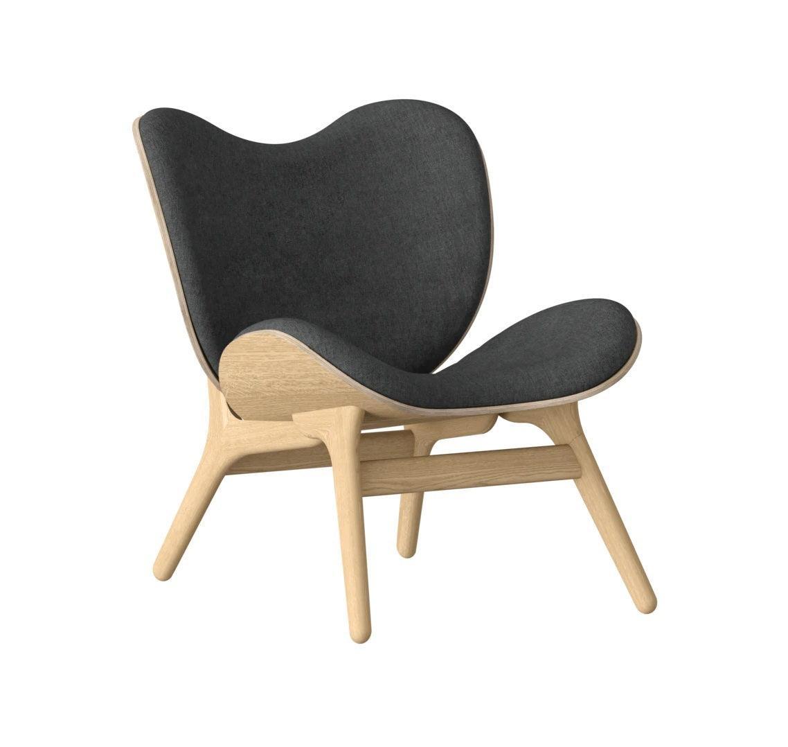 Fotel CONVERSATION PIECE antracytowy z dębową podstawą UMAGE Eye on Design