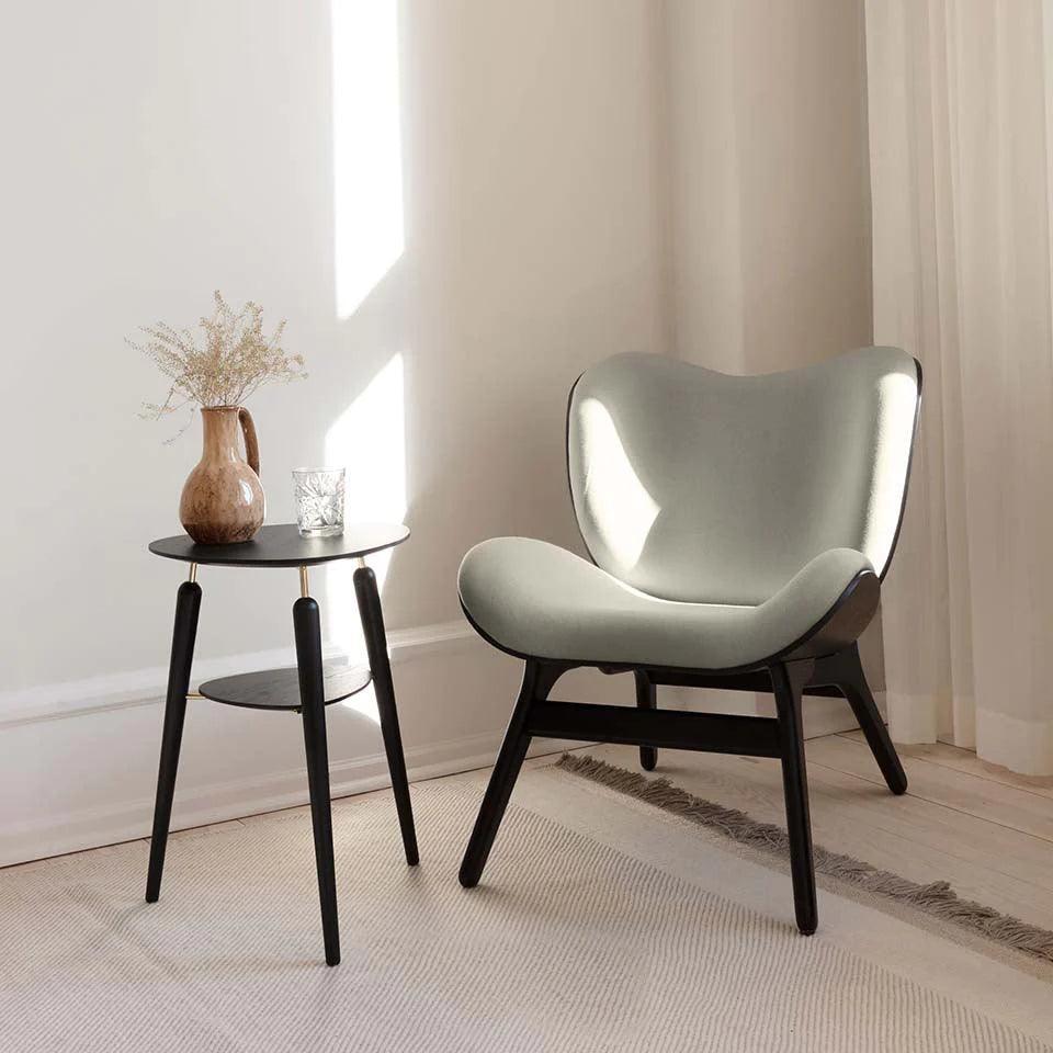 Fotel CONVERSATION PIECE beżowy z czarną podstawą UMAGE Eye on Design