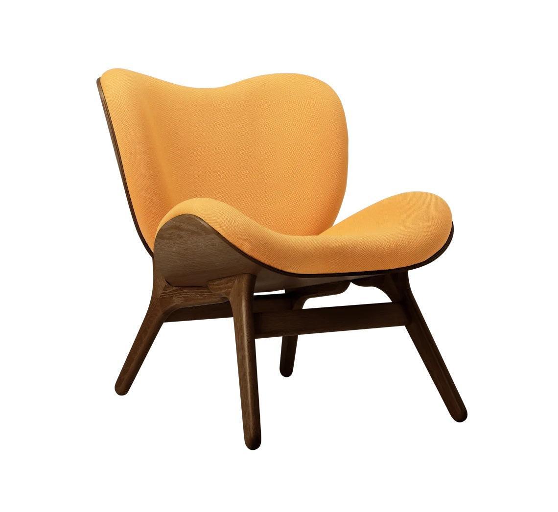 Fotel CONVERSATION PIECE bursztynowy z ciemno dębową podstawą UMAGE Eye on Design