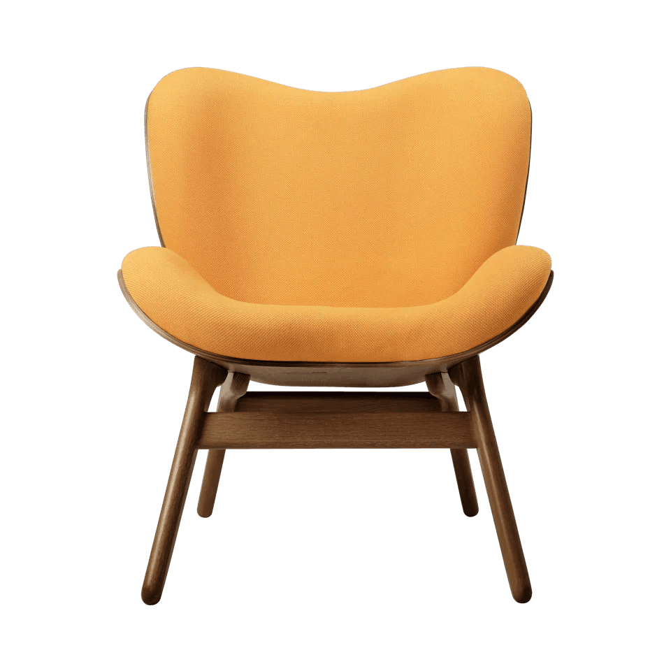 Fotel CONVERSATION PIECE bursztynowy z ciemno dębową podstawą UMAGE Eye on Design