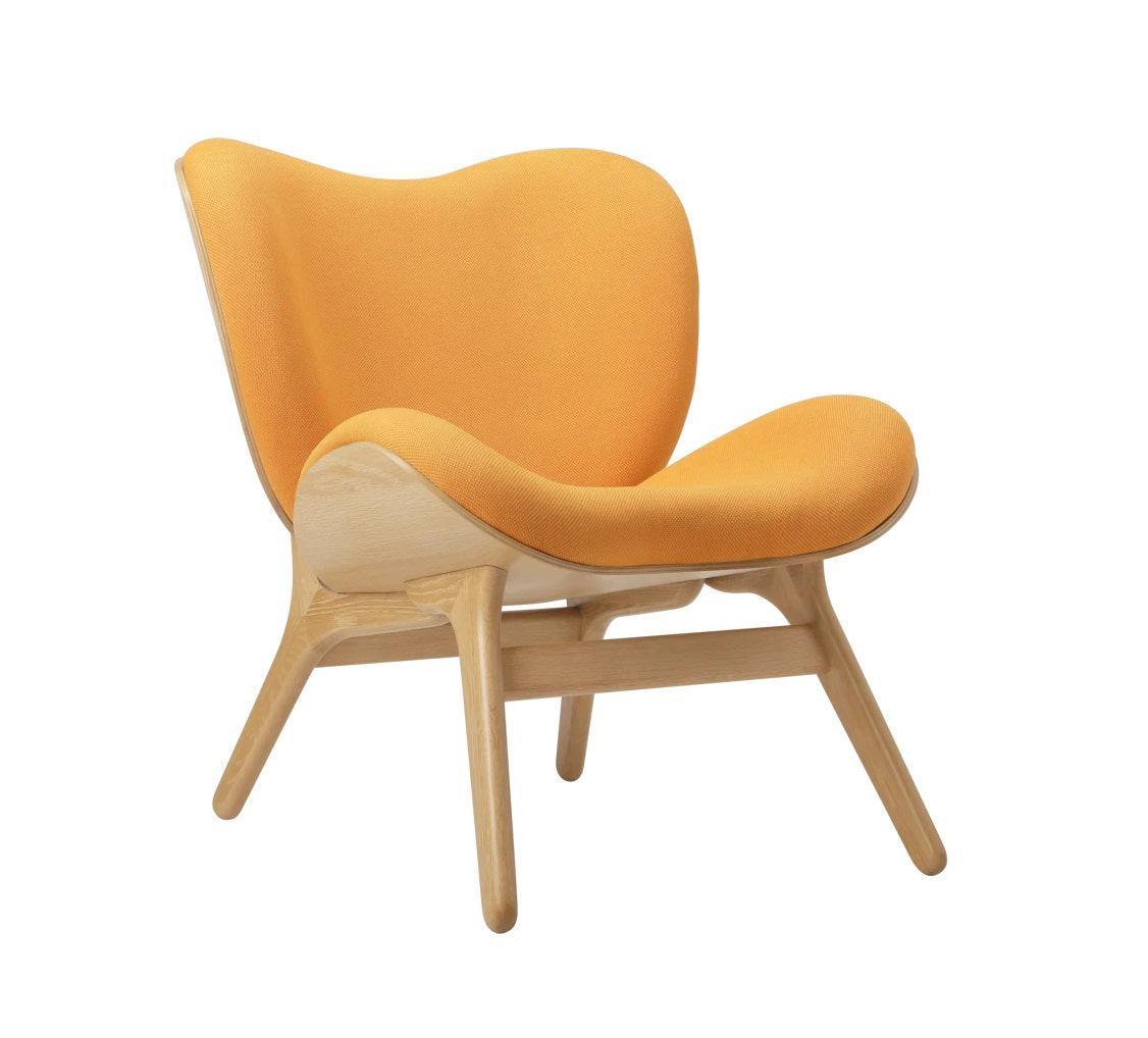 Fotel CONVERSATION PIECE bursztynowy z dębową podstawą UMAGE Eye on Design