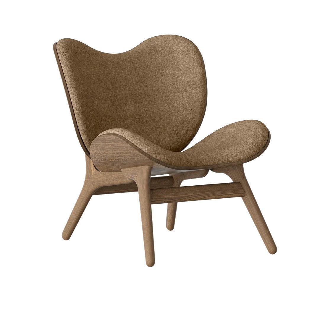 Fotel CONVERSATION PIECE karmelowy z ciemno dębową podstawą UMAGE Eye on Design