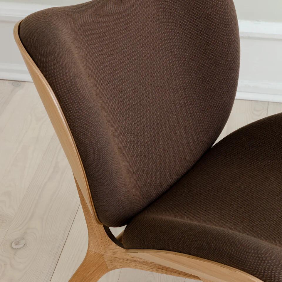 Fotel CONVERSATION PIECE kawowy z dębową podstawą UMAGE Eye on Design