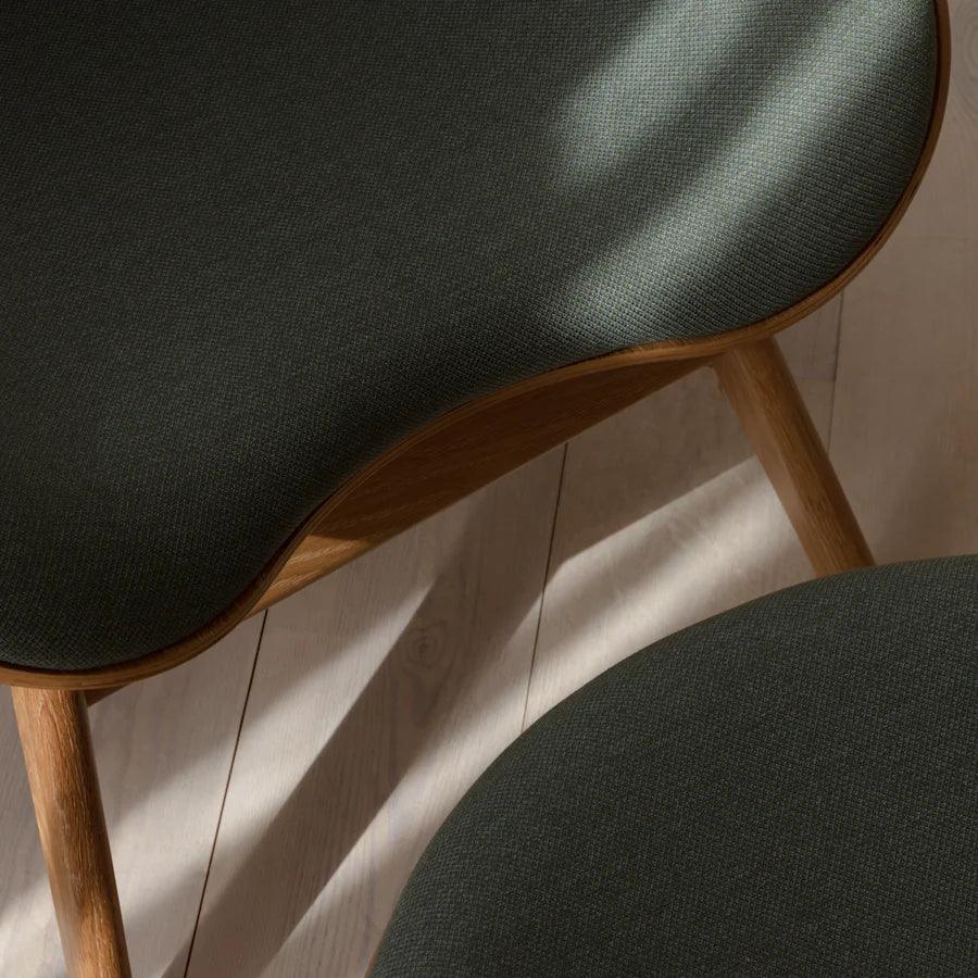 Fotel CONVERSATION PIECE szałwiowy z dębową podstawą UMAGE Eye on Design