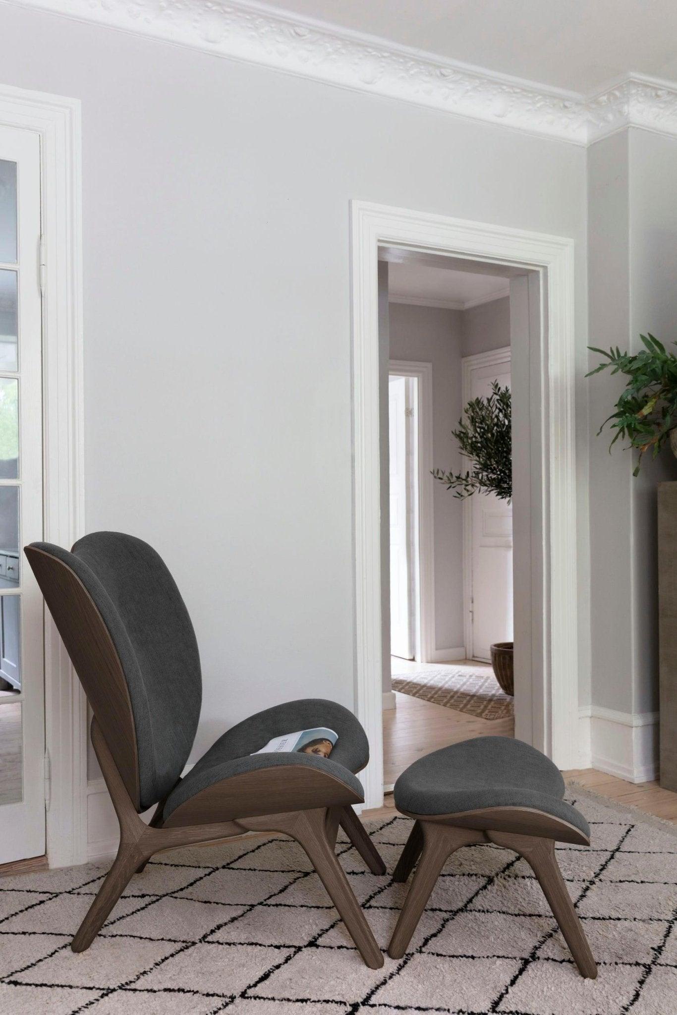 Fotel CONVERSATION PIECE TALL bursztynowy z ciemno dębową podstawą UMAGE Eye on Design