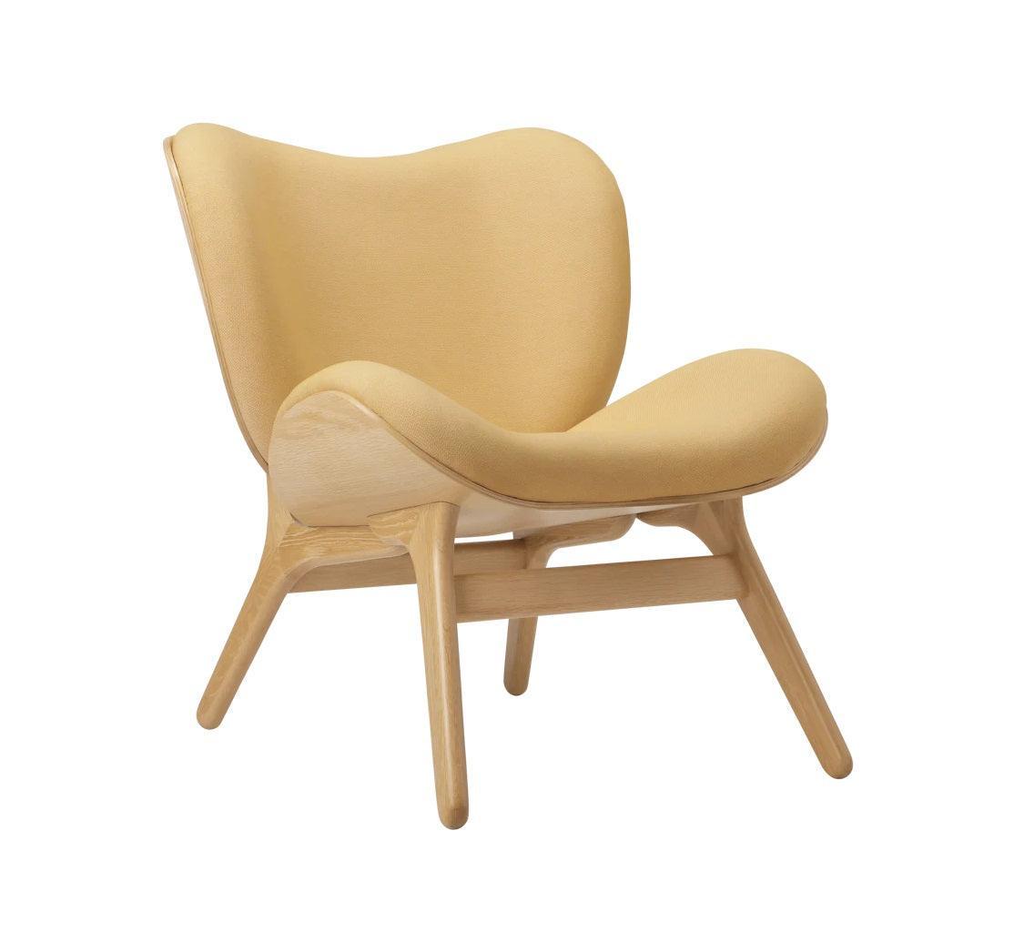 Fotel CONVERSATION PIECE żółty z dębową podstawą UMAGE Eye on Design