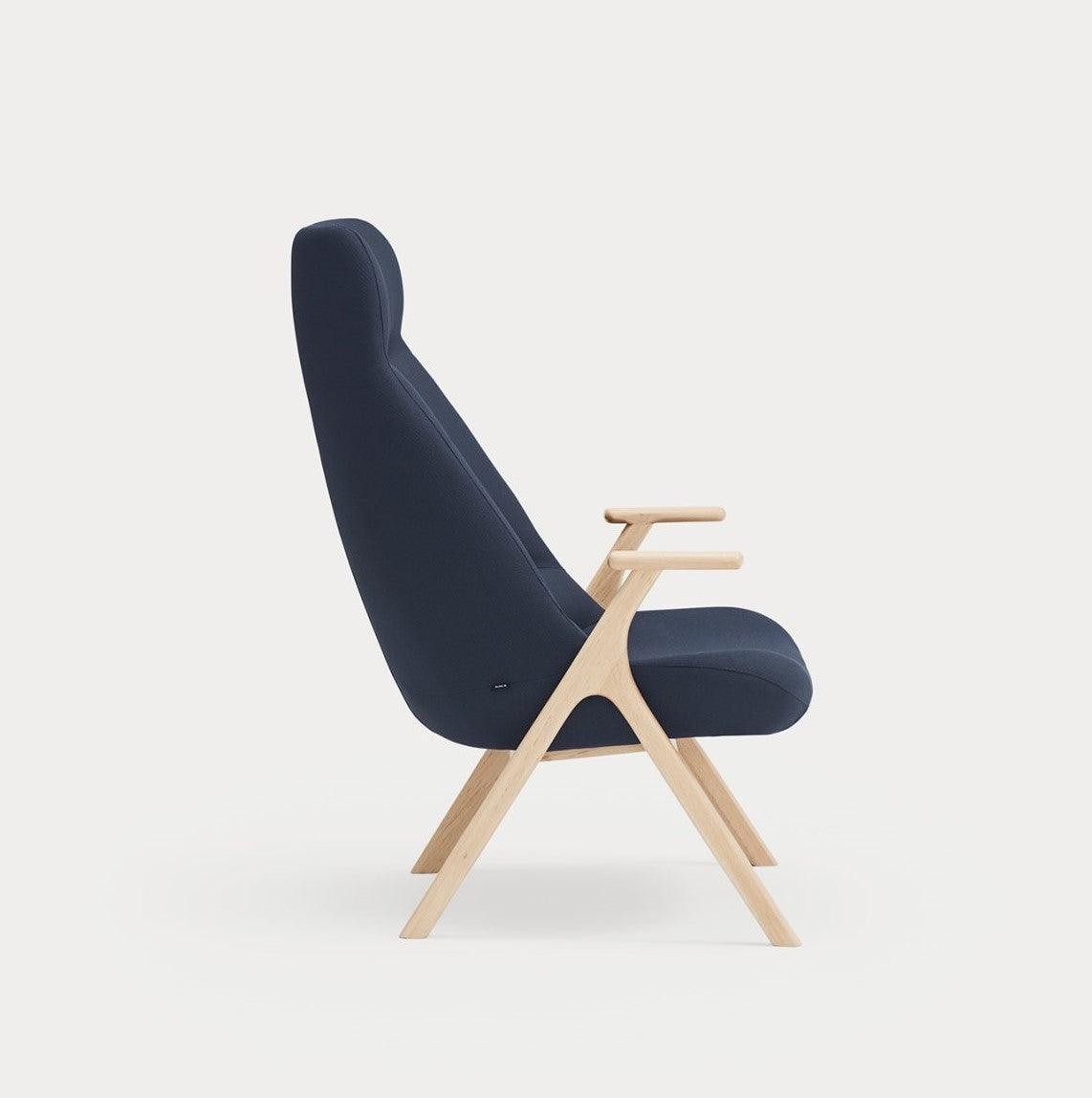 Fotel DINS wysoki ciemnoniebieski z drewnianą podstawą Teulat Eye on Design