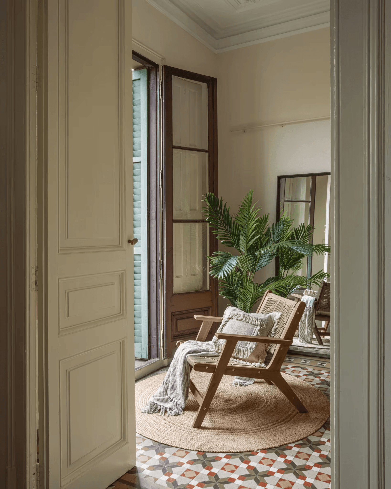 Fotel GERALDA lite drewno akacjowe z ciemnym wykończeniem La Forma Eye on Design