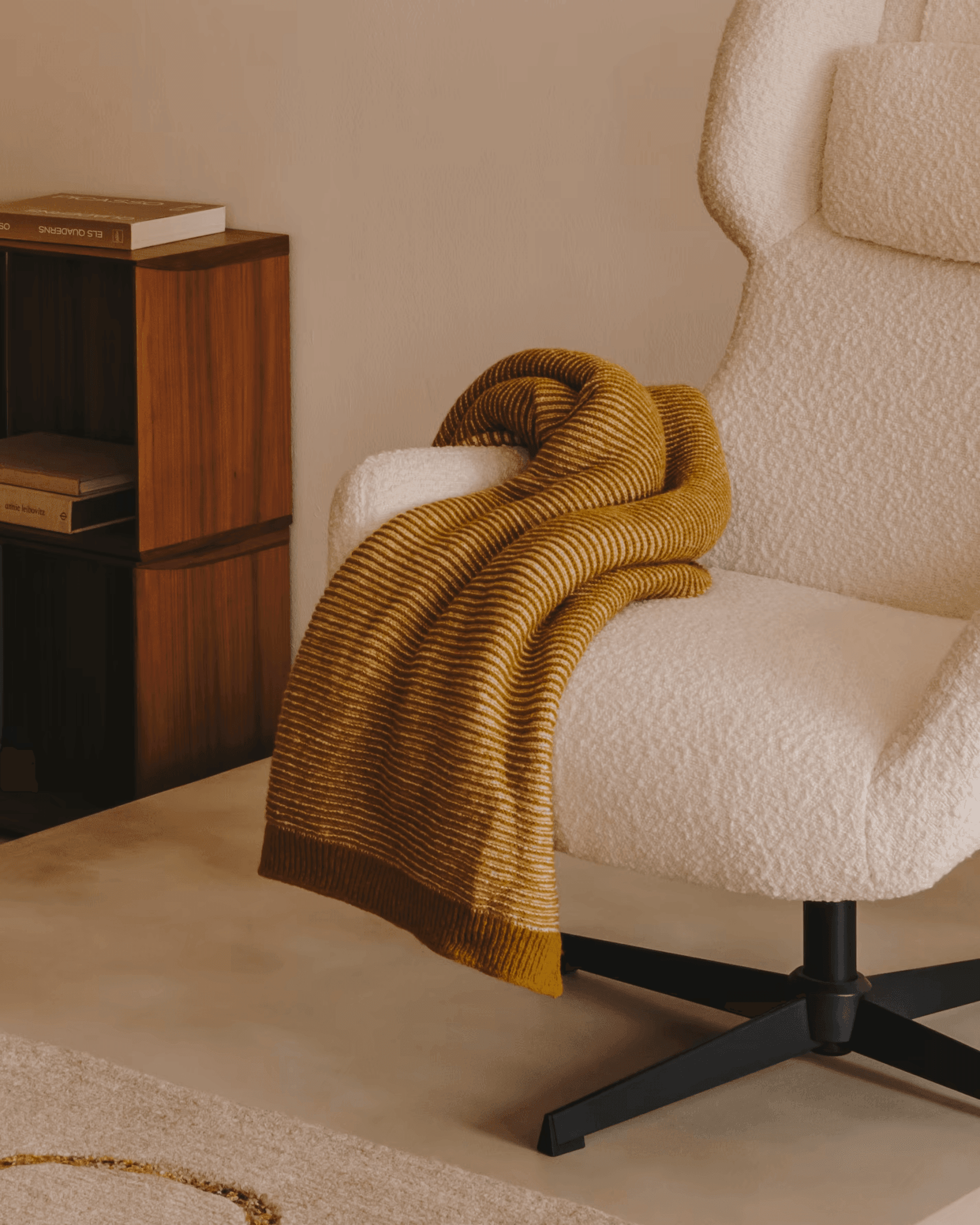 Fotel obrotowy ZALINA biały baranek – Kave Home