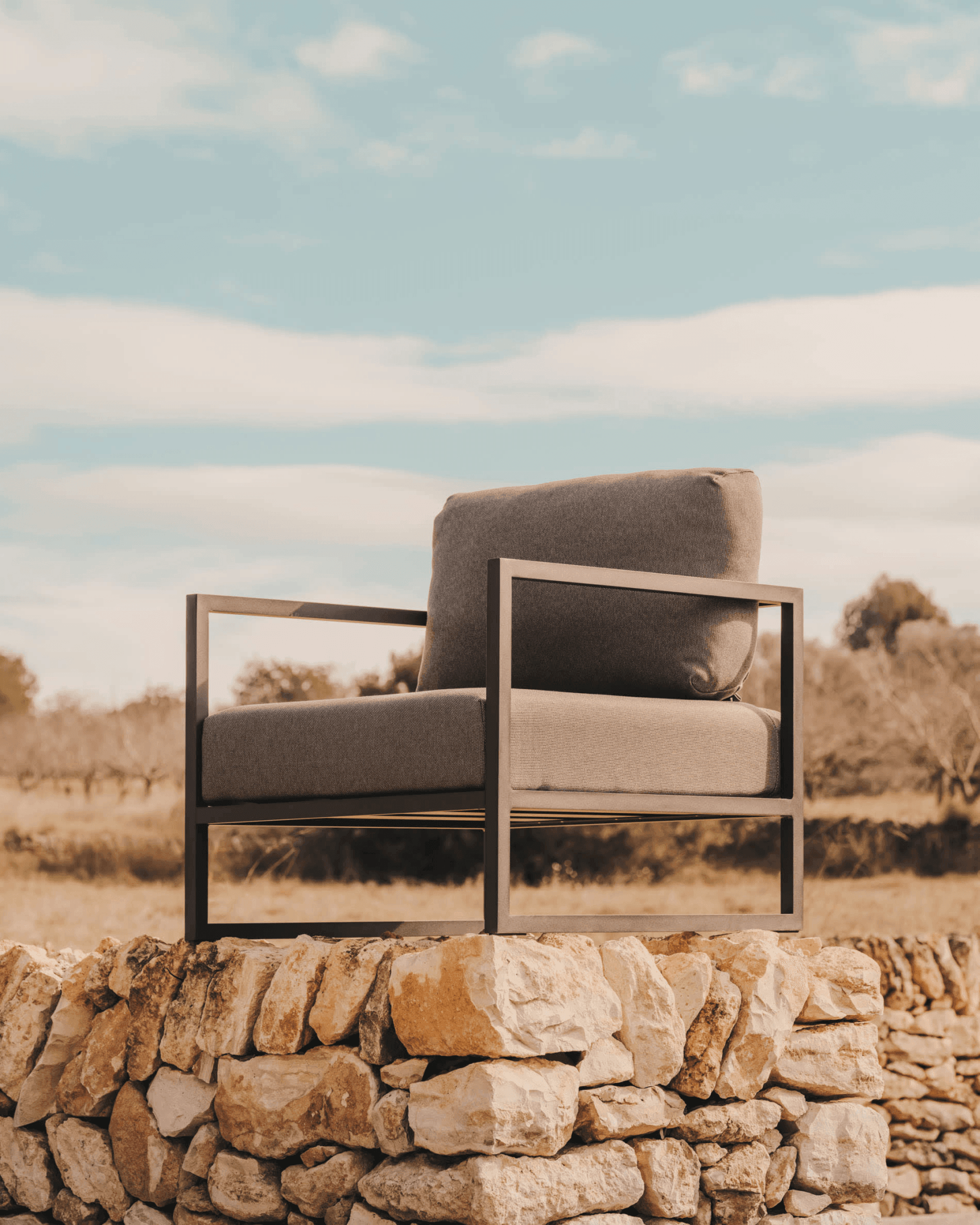 Fotel ogrodowy COMOVA beżowy La Forma Eye on Design