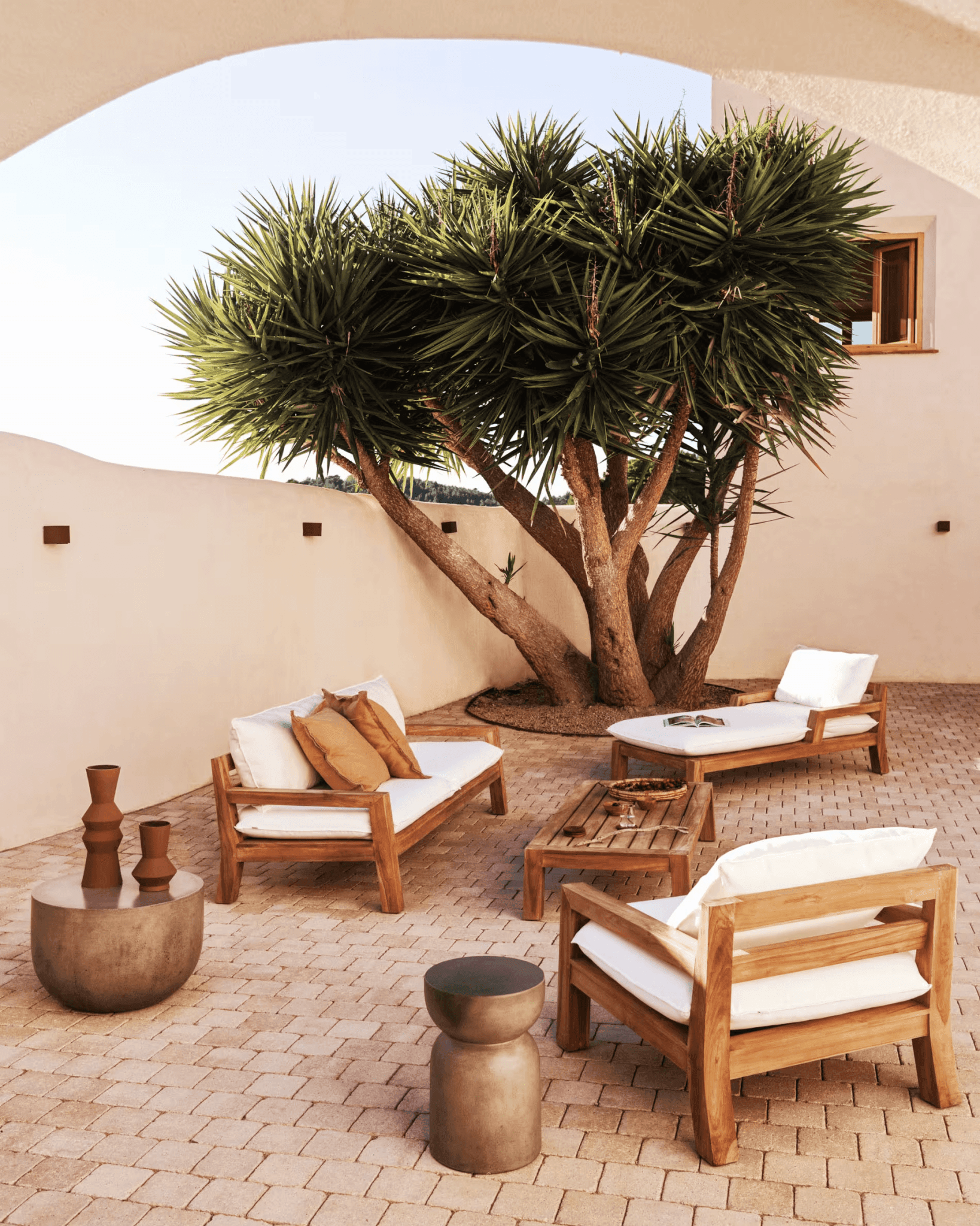 Fotel ogrodowy FORCANERA lite drewno tekowe La Forma Eye on Design