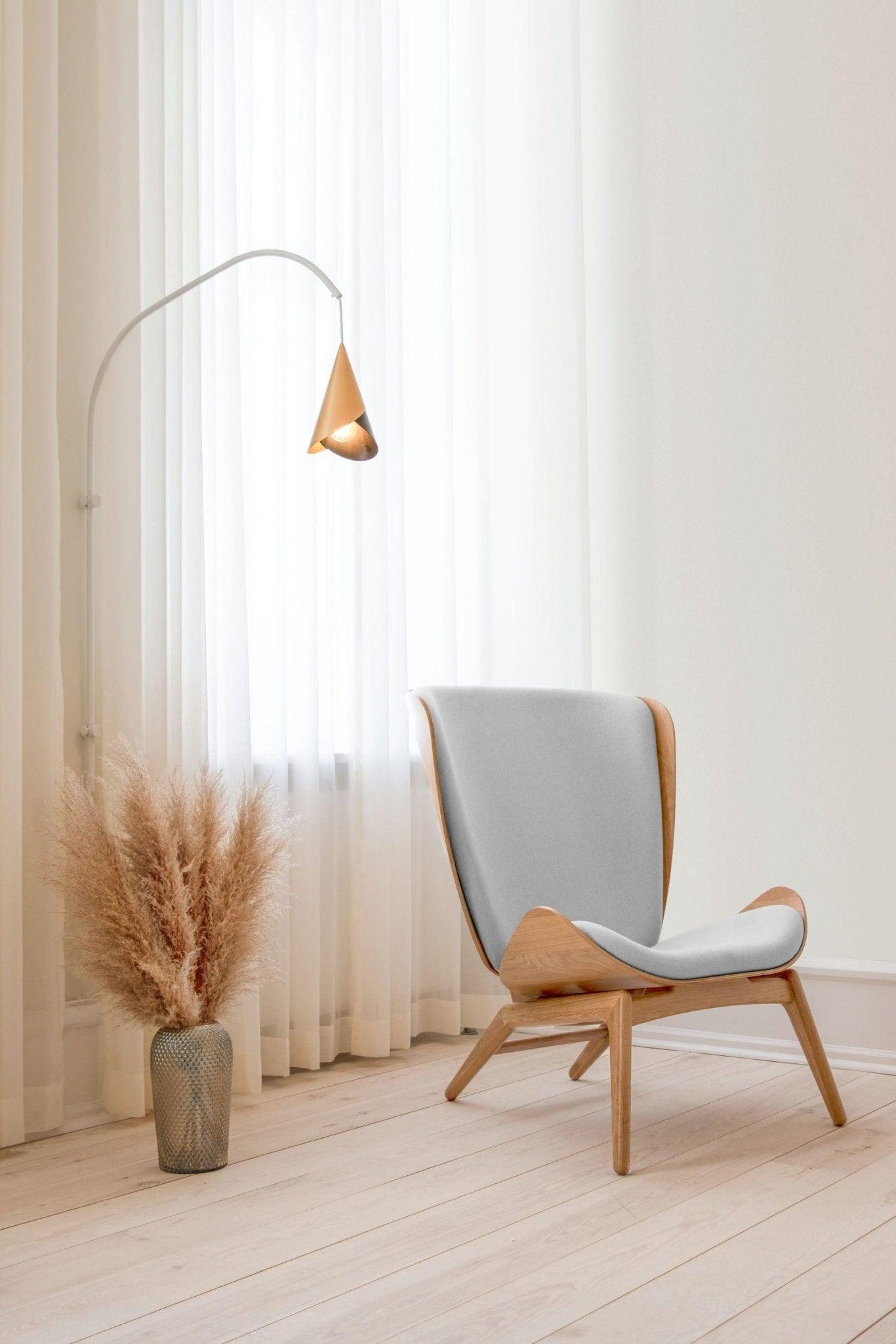 Fotel READER baby blue z dębową podstawą UMAGE Eye on Design