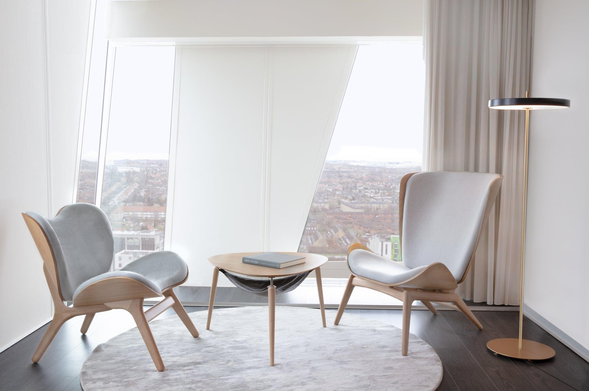 Fotel READER baby blue z dębową podstawą UMAGE Eye on Design