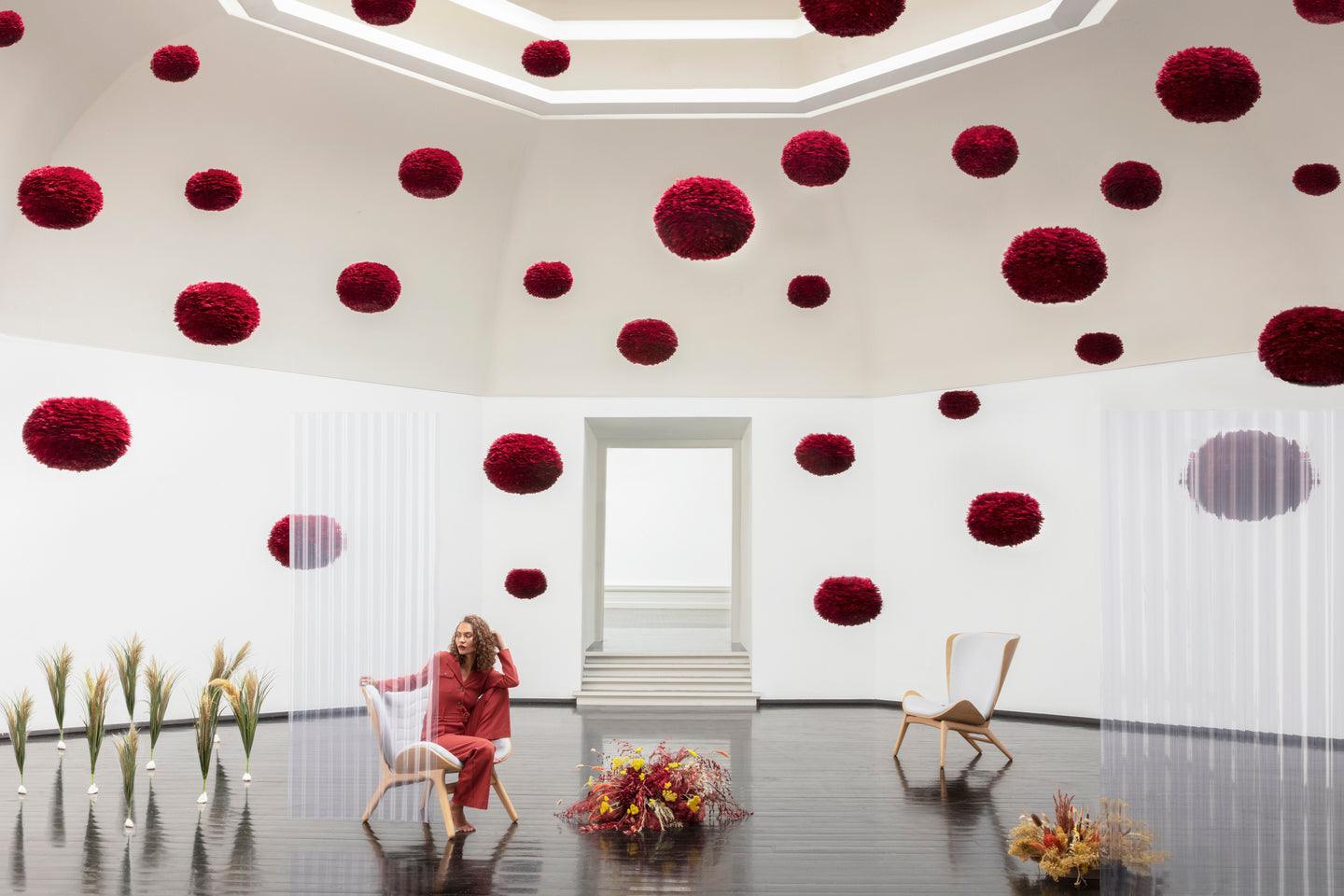 Fotel READER beżowy z dębową podstawą UMAGE Eye on Design