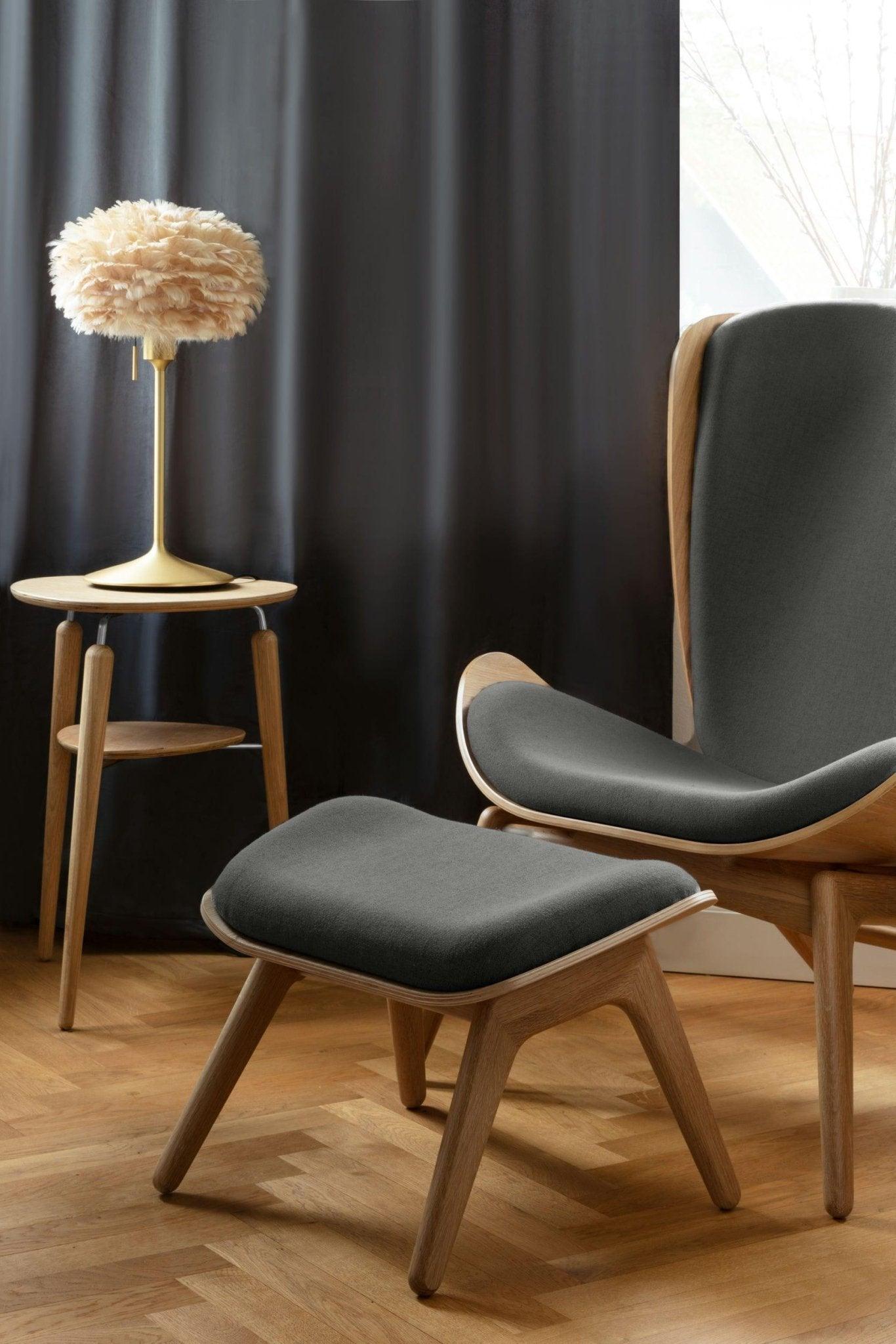 Fotel READER karmelowy z ciemno dębową podstawą UMAGE Eye on Design