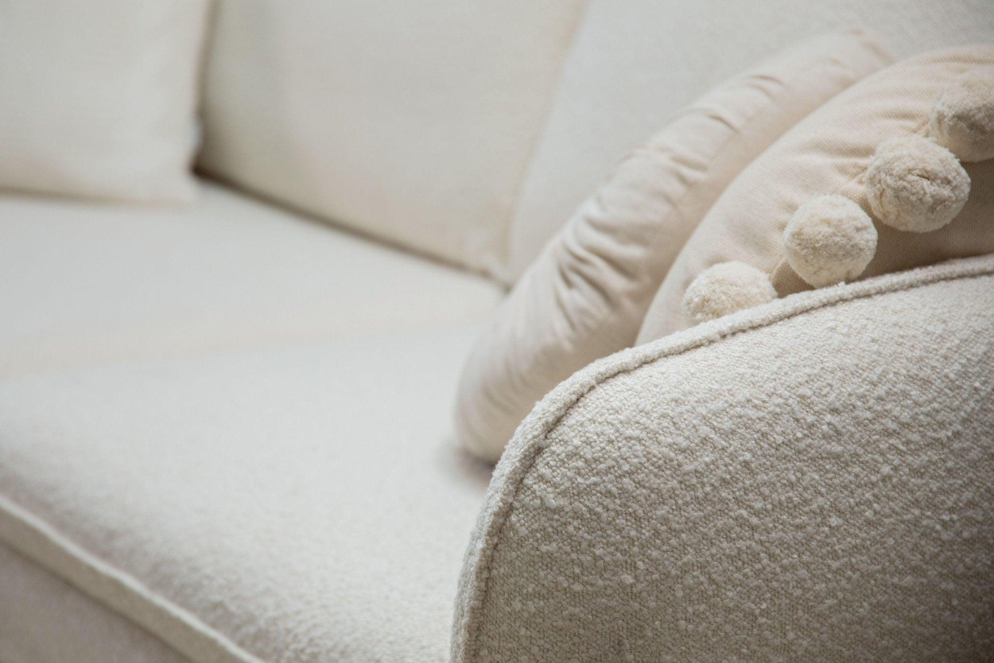 Fotel w tkaninie boucle VIENNA beżowy z czarną podstawą Cosmopolitan Design Eye on Design