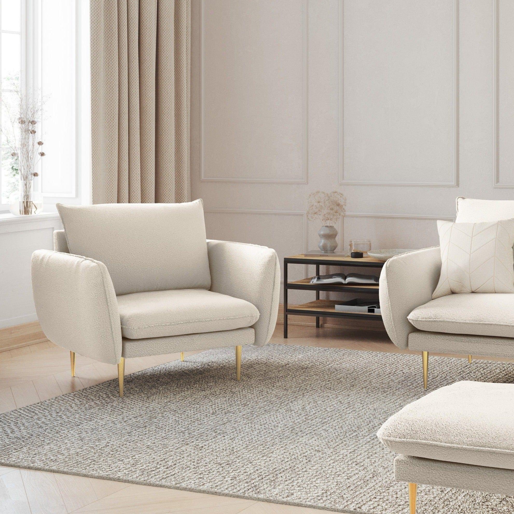 Fotel w tkaninie boucle VIENNA beżowy ze złotą podstawą Cosmopolitan Design Eye on Design