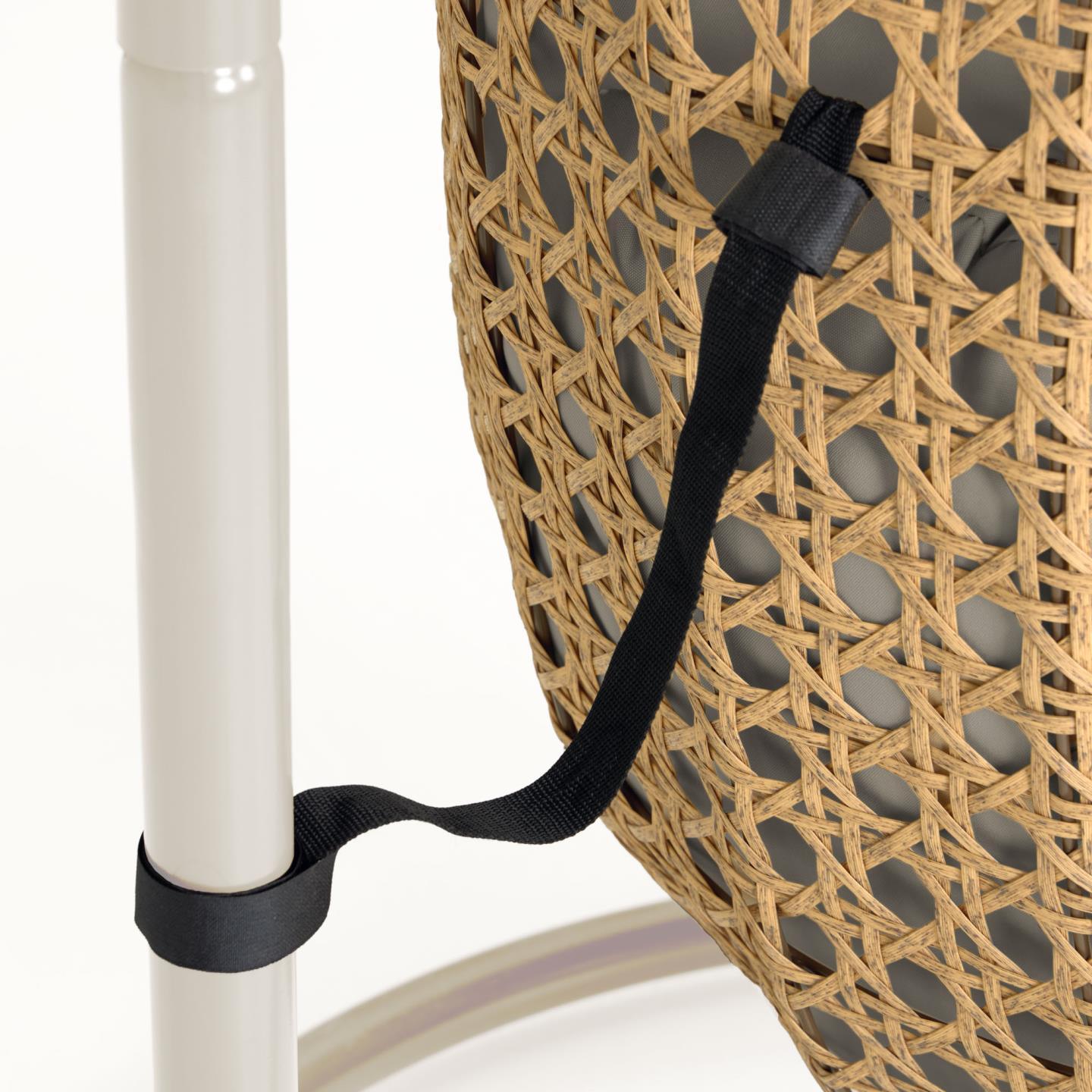 Fotel wiszący CIRA rattanowy z jasnobeżową podstawą La Forma Eye on Design