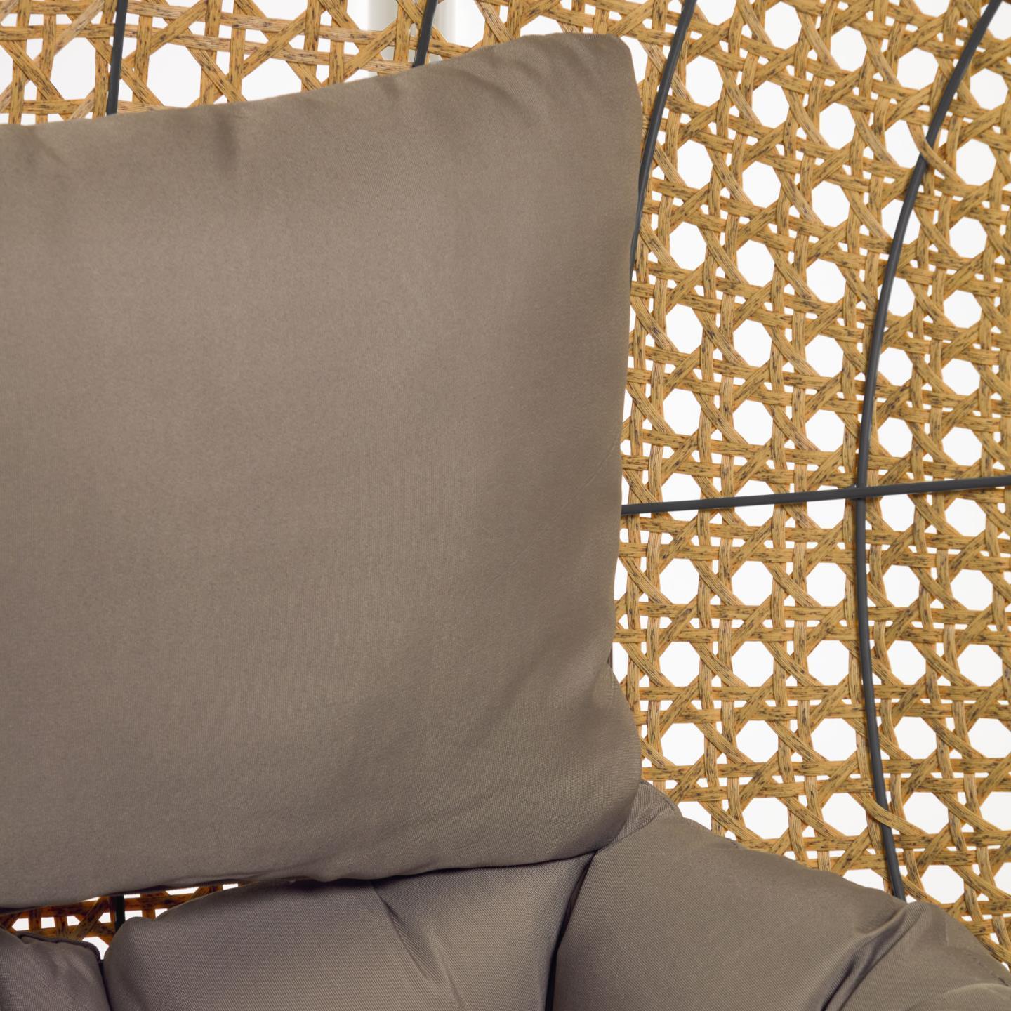 Fotel wiszący CIRA rattanowy z jasnobeżową podstawą La Forma Eye on Design