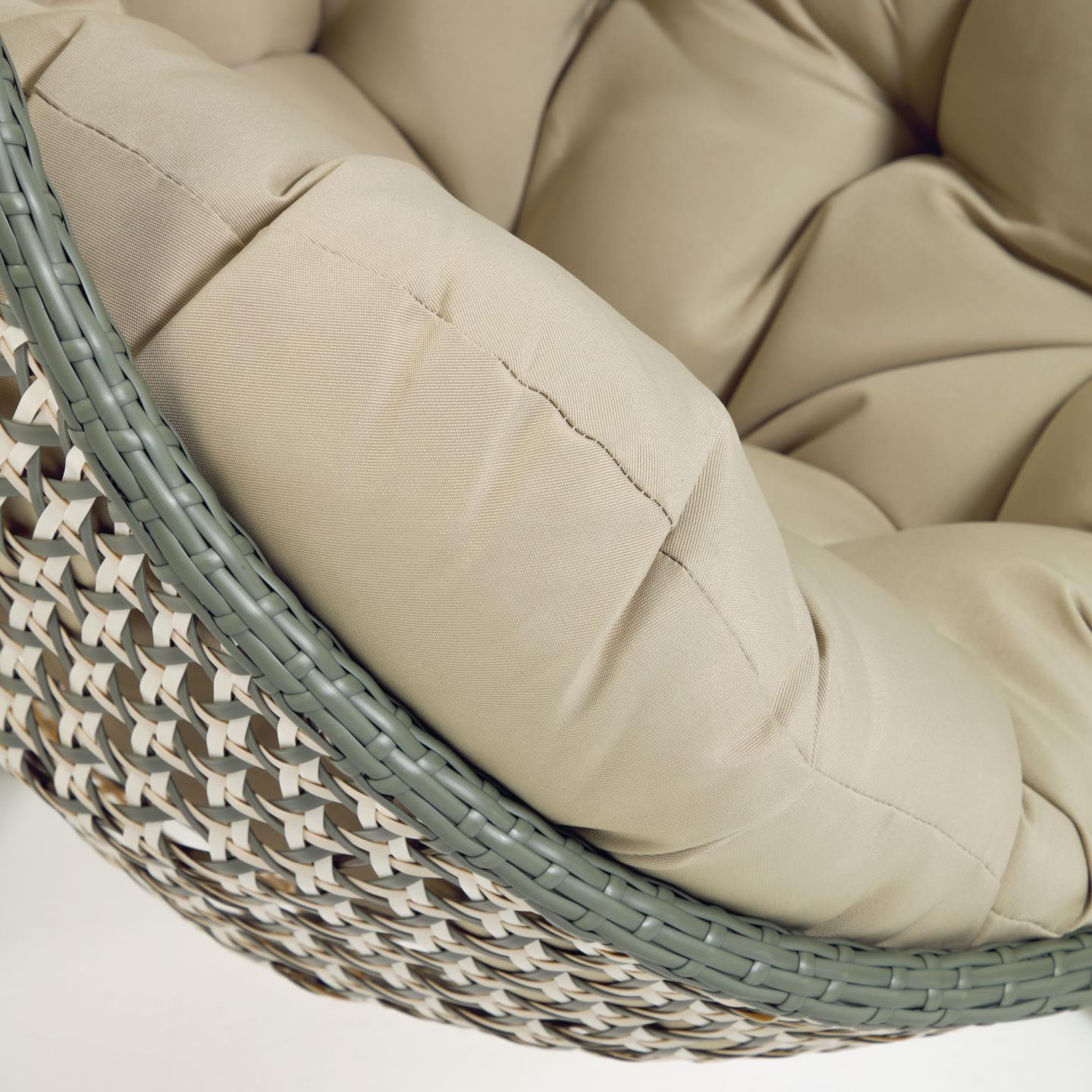 Fotel wiszący CIRA zielony rattan z ciemnoszarą podstawą La Forma Eye on Design