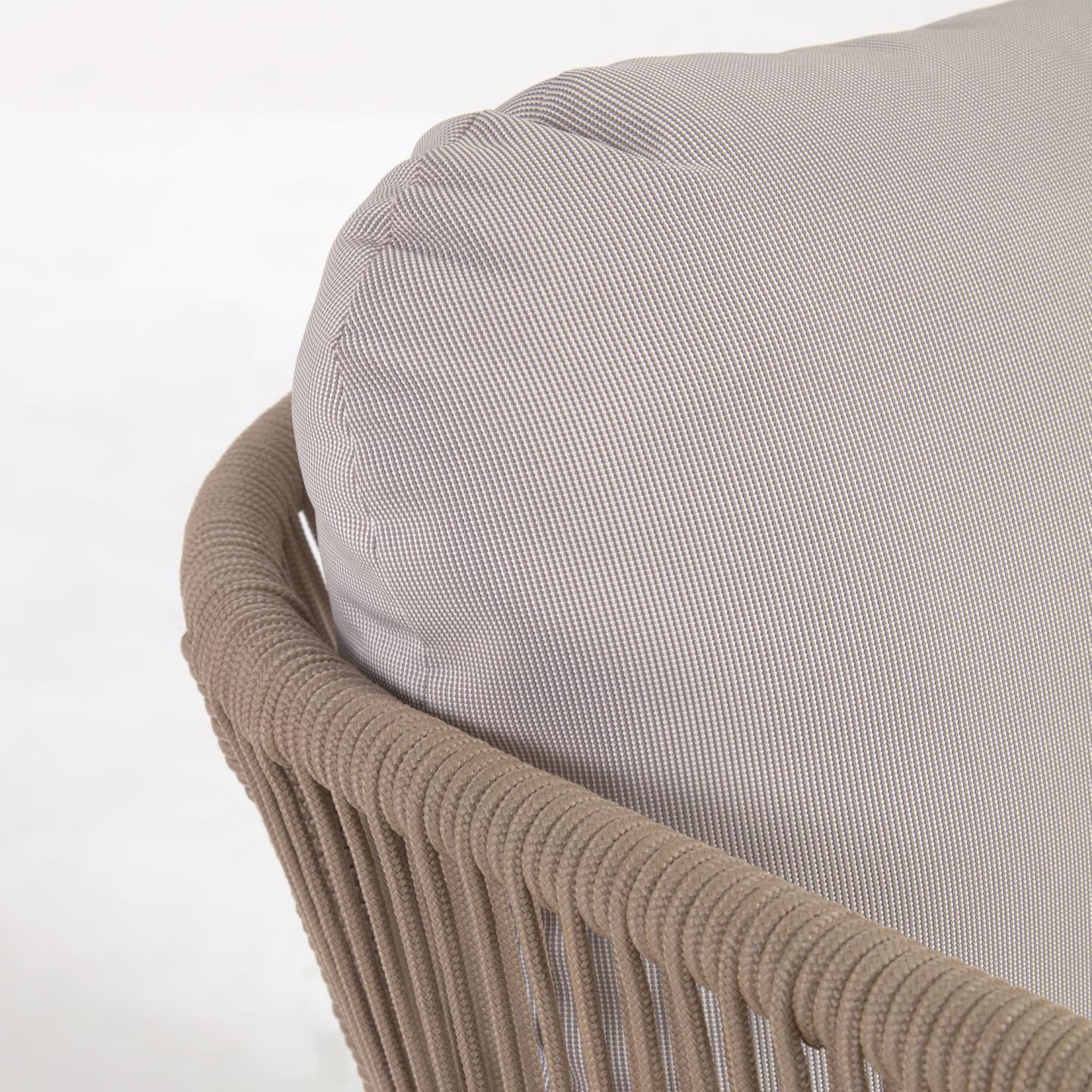 Fotel zewnętrzny CATALINA beżowy z wykończeniem z litego drewna La Forma Eye on Design