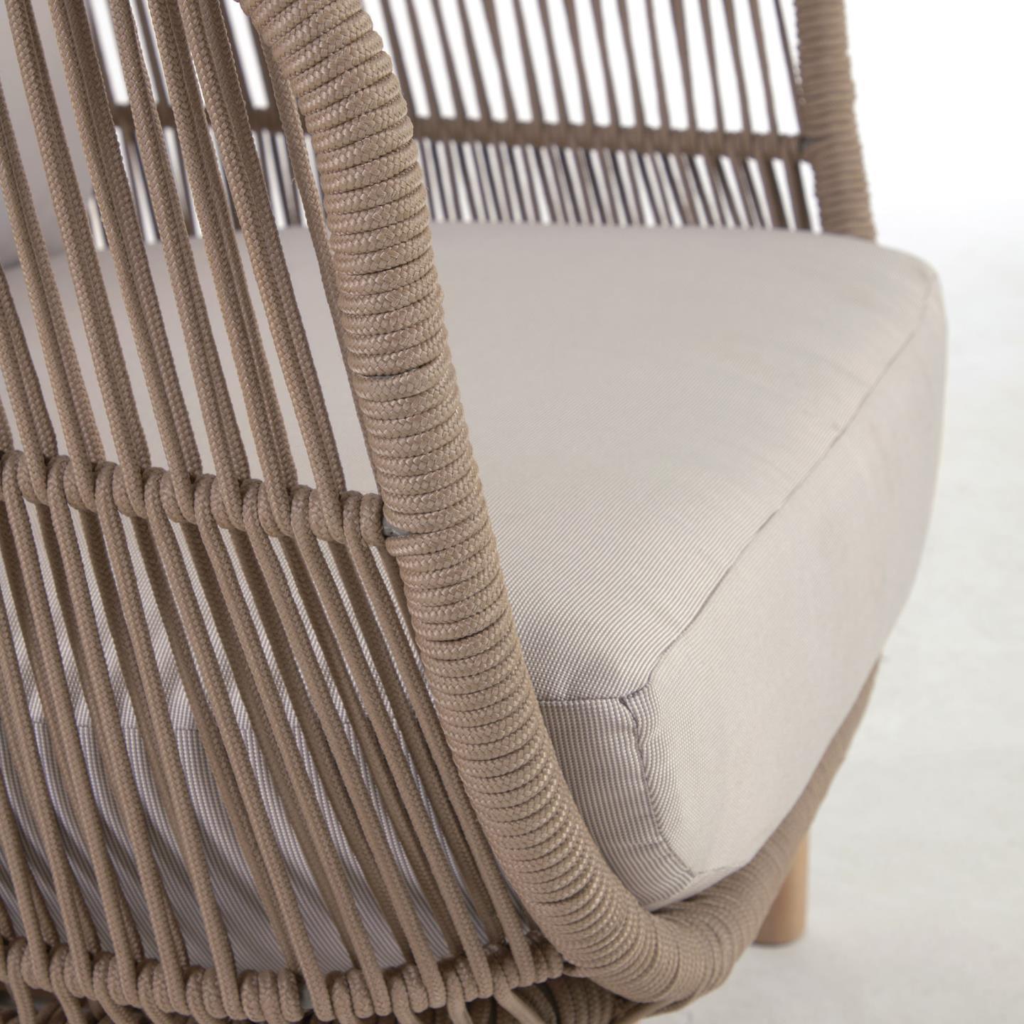 Fotel zewnętrzny CATALINA beżowy z wykończeniem z litego drewna La Forma Eye on Design