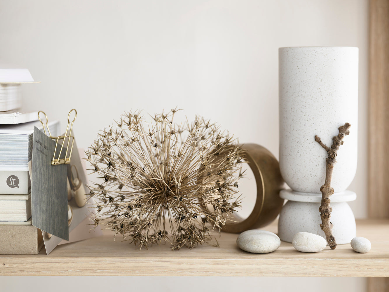 Hour vase white ceramics