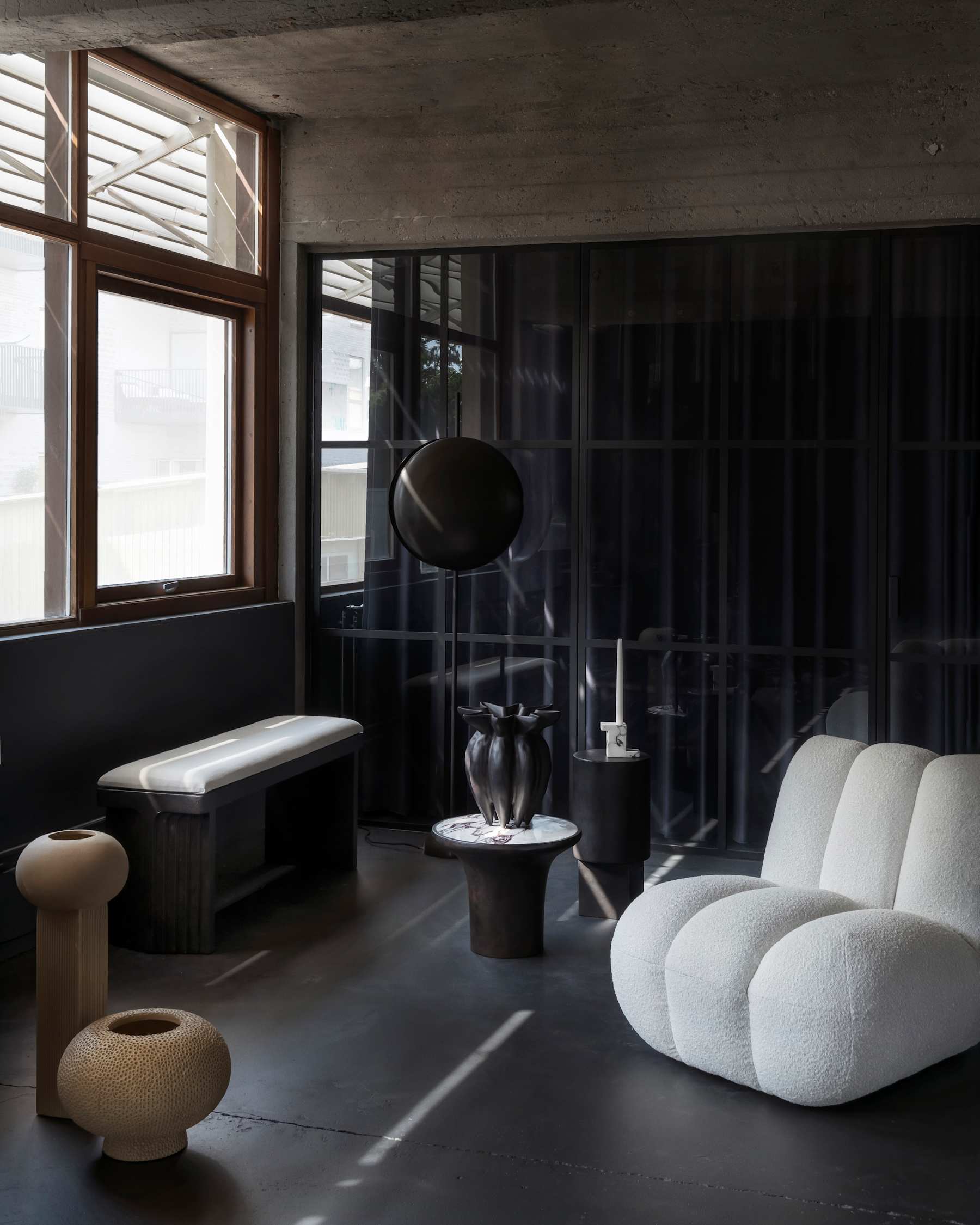 TRUMPET coffee table in concrete with marble