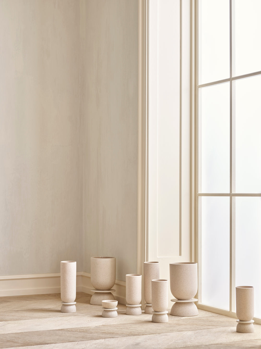 Hour vase white ceramics