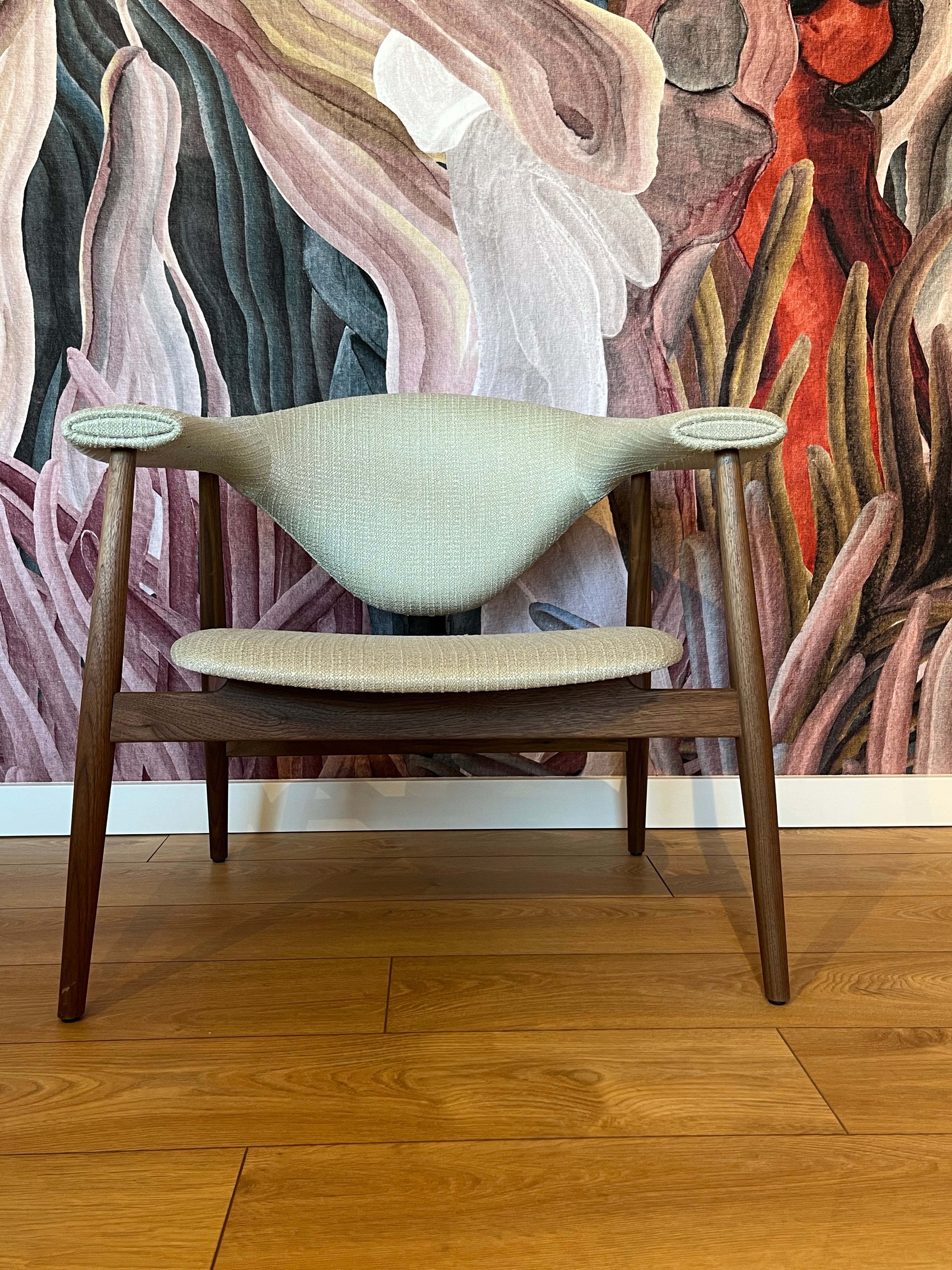 MASCULO Armchair in Beige with Walnut Base