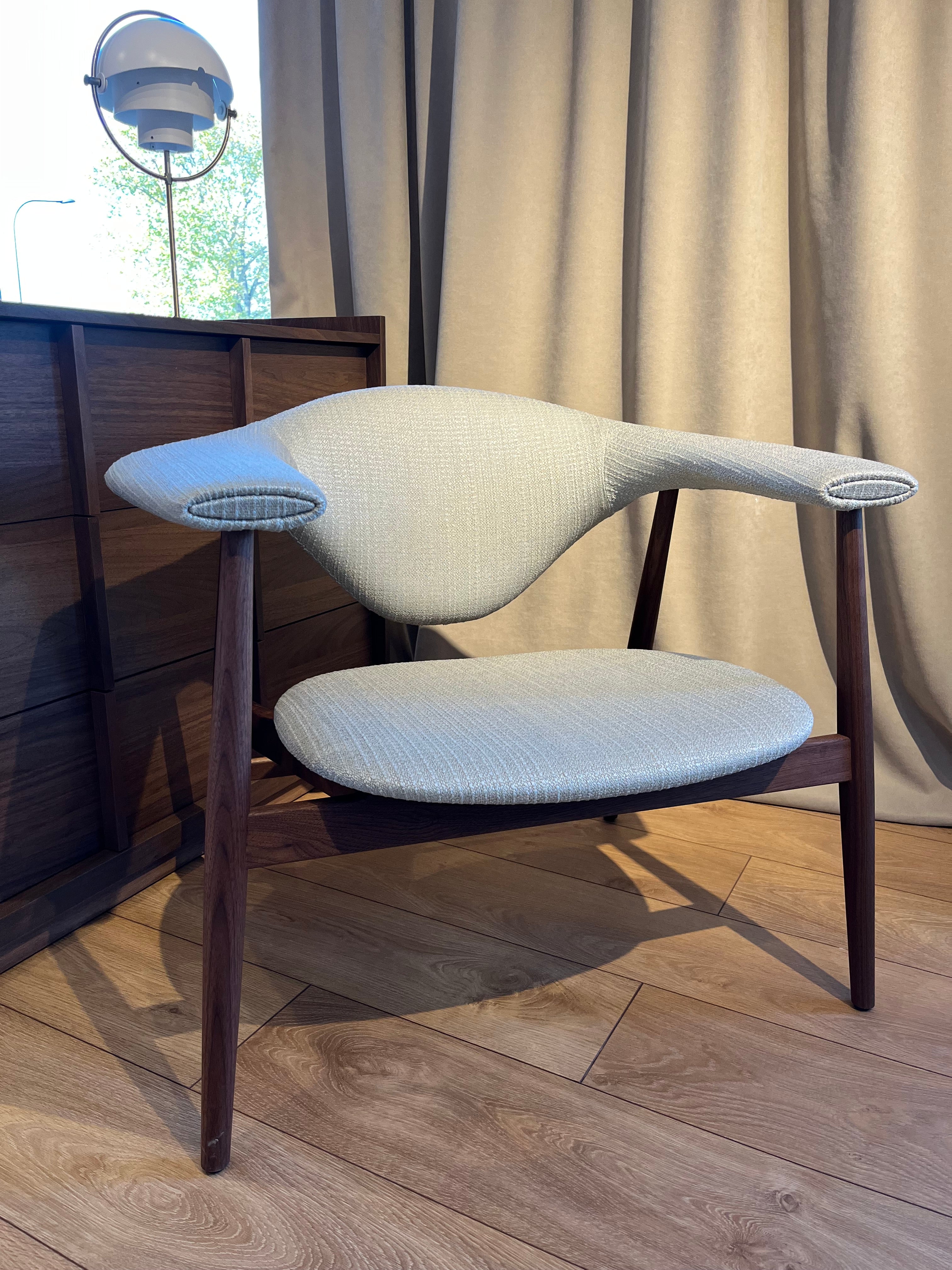 MASCULO Armchair in Beige with Walnut Base