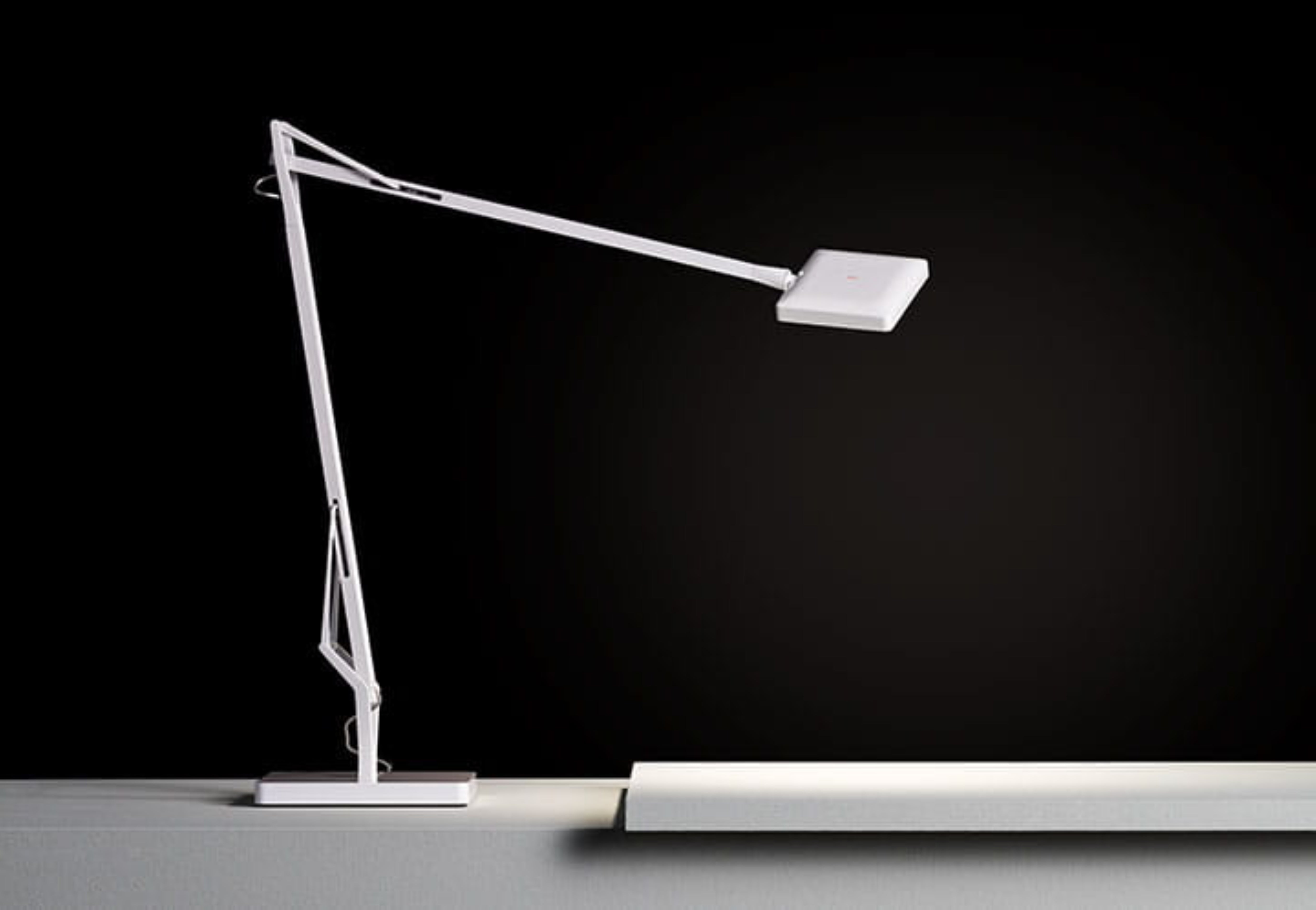 Schreibtischlampe KELVIN EDGE BASE weiß