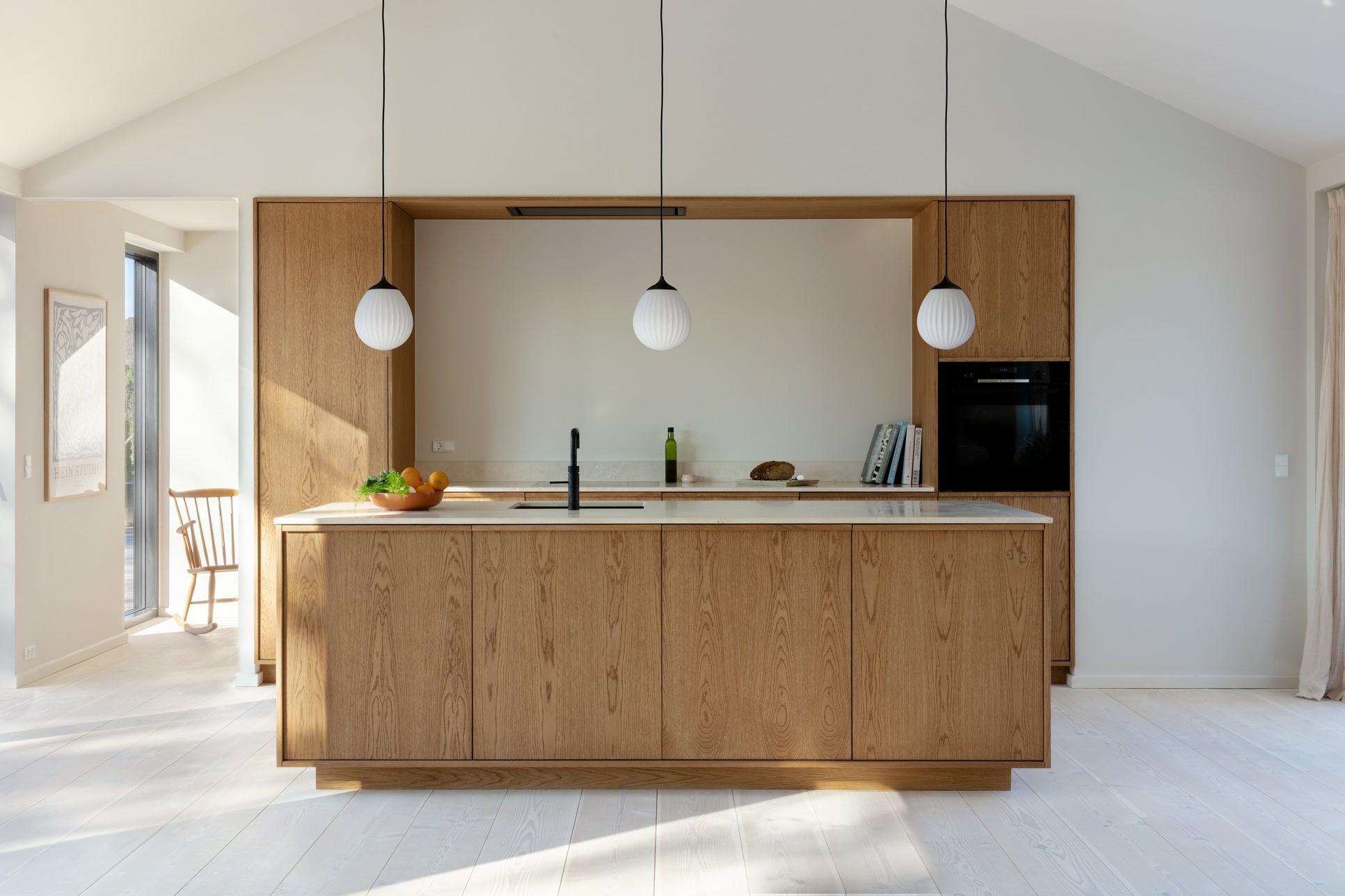 Klosz AROUND THE WORLD mleczny z czarnym UMAGE Eye on Design