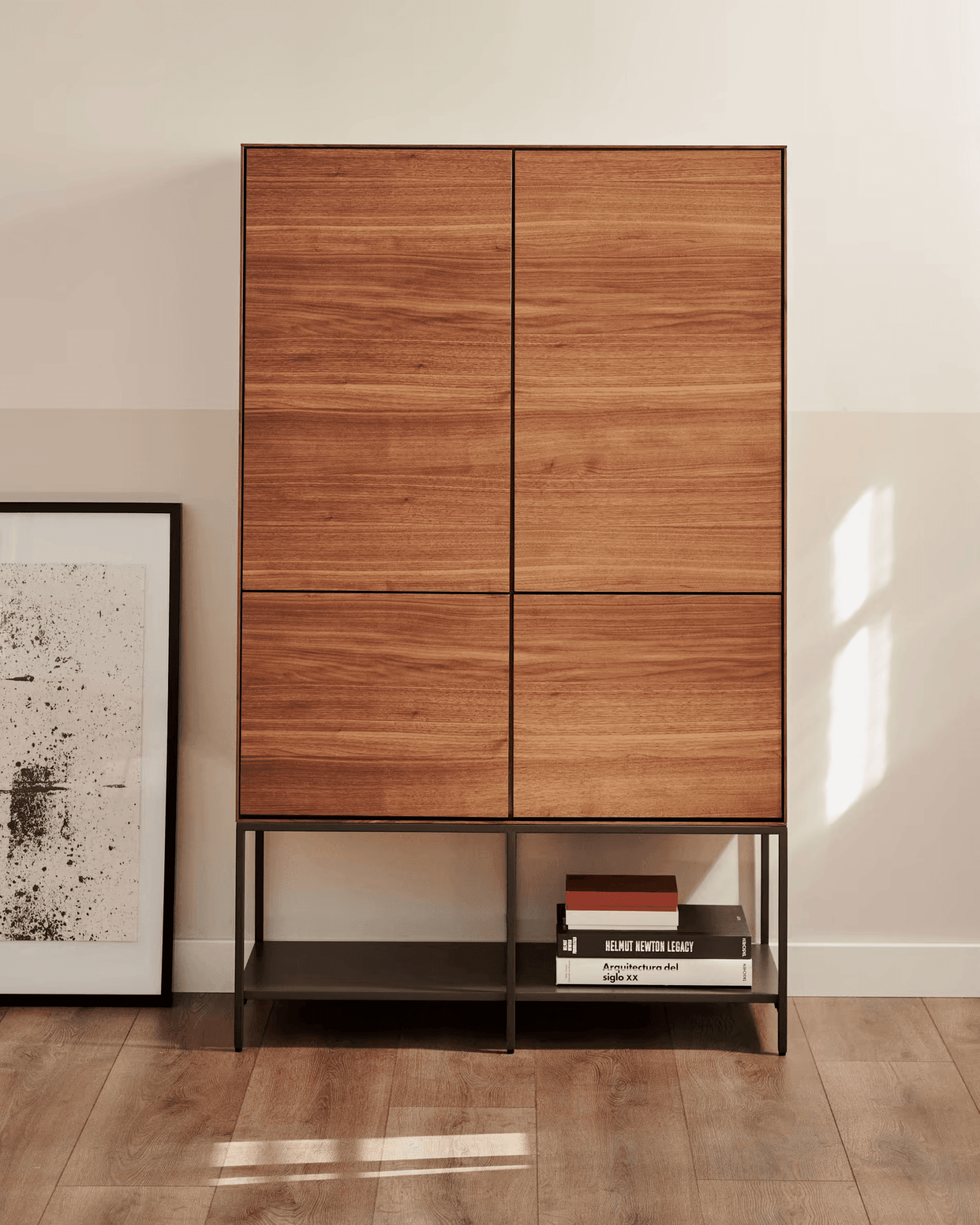 Komoda wysoka 4-drzwiowa VEDRANA fornir orzechowy La Forma Eye on Design