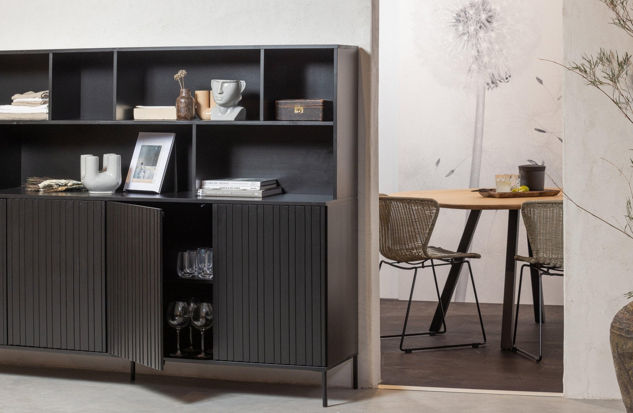 Kredens GRAVURE czarne drewno sosnowe Woood Exclusive Eye on Design