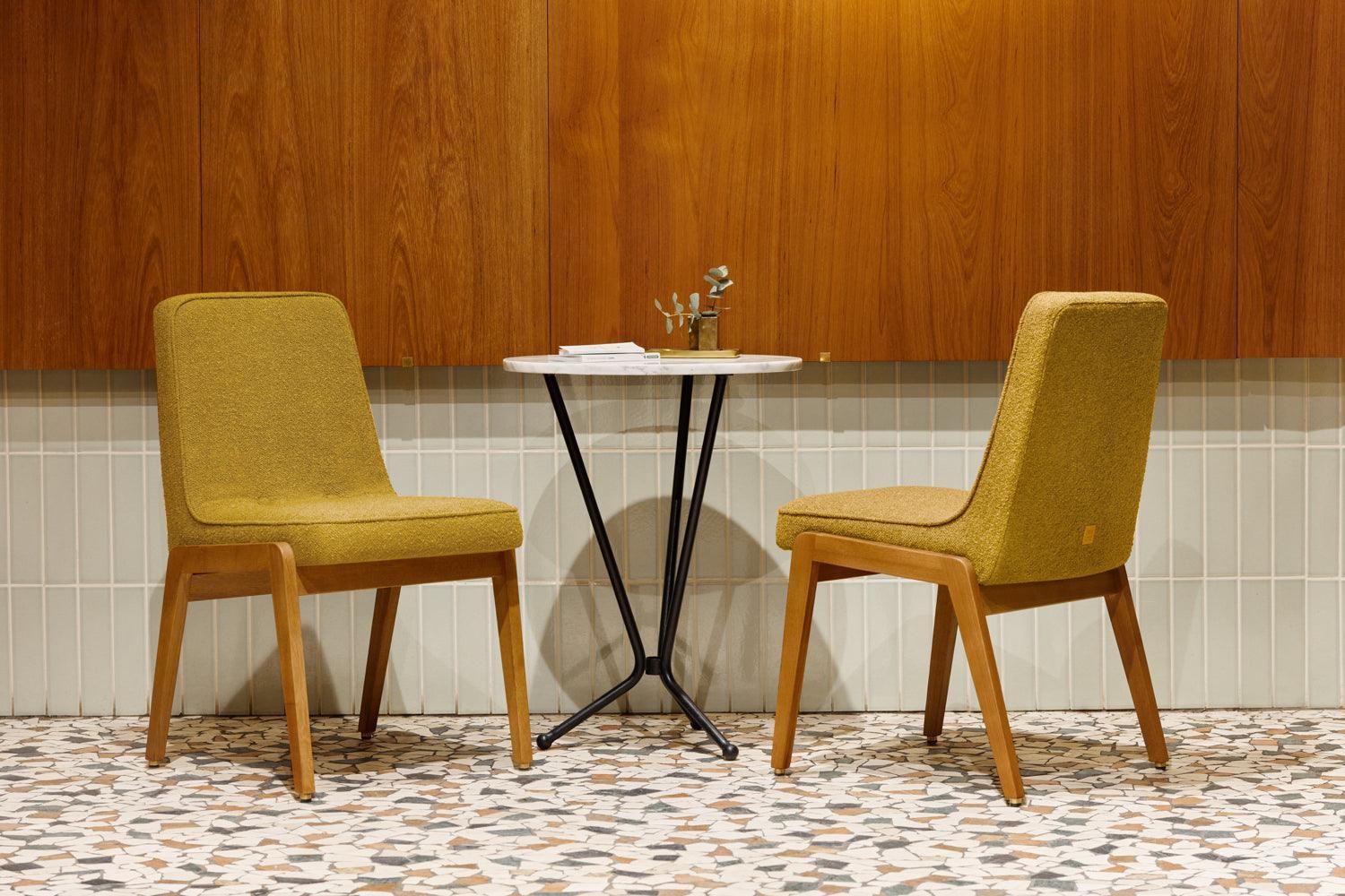 Krzesło 200-125 VAR żółty w tkaninie Shine Velvet Mustard – 366 concept