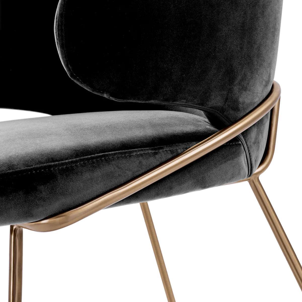 Krzesło aksamitne KINLEY ciemnoszary z mosiężnym wykończeniem Eichholtz Eye on Design