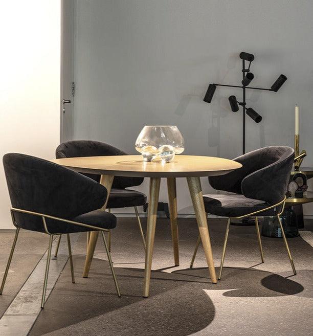 Krzesło aksamitne KINLEY ciemnoszary z mosiężnym wykończeniem Eichholtz Eye on Design