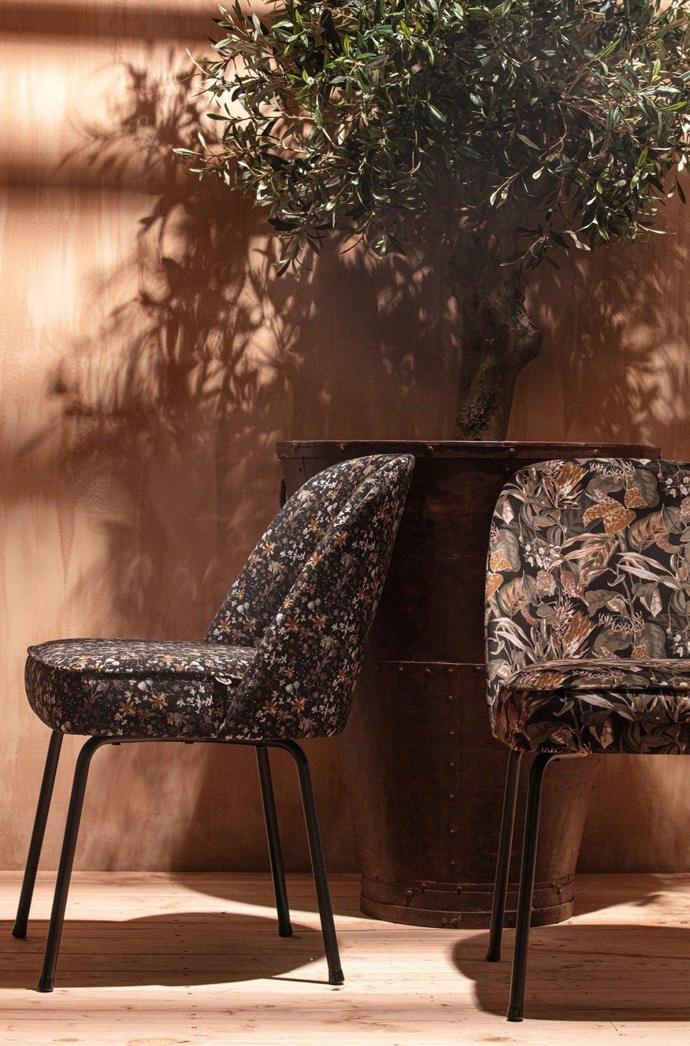 Krzesło aksamitne VOGUE BOUQUET roślinny print Be Pure Eye on Design