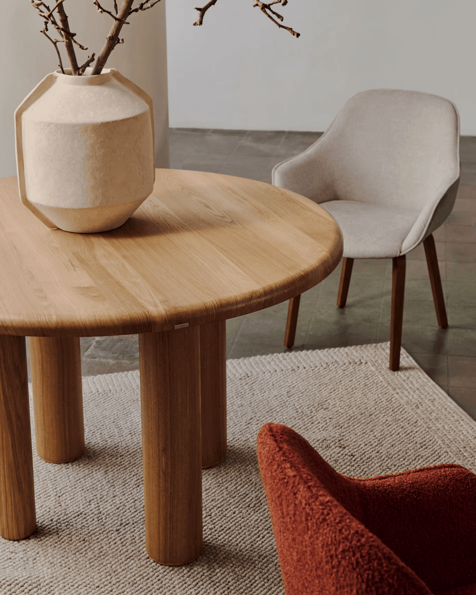 Krzesło ALELI beżowy szenil z orzechową podstawą La Forma Eye on Design