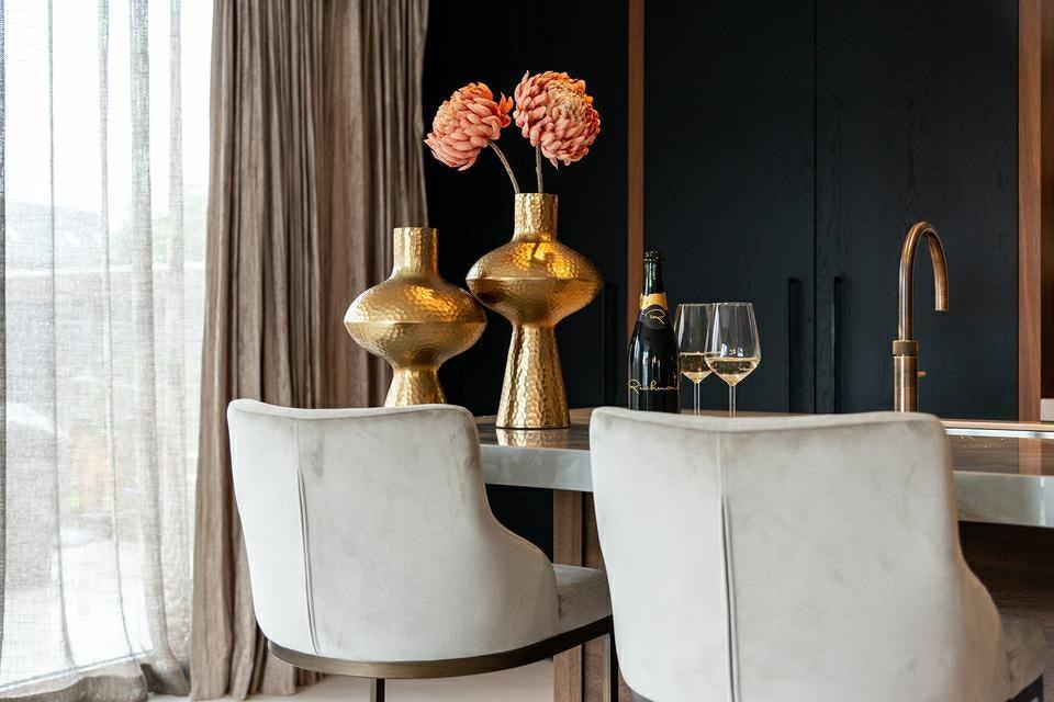 Krzesło barowe BOLTON beżowy z mosiężną podstawą Richmond Interiors Eye on Design